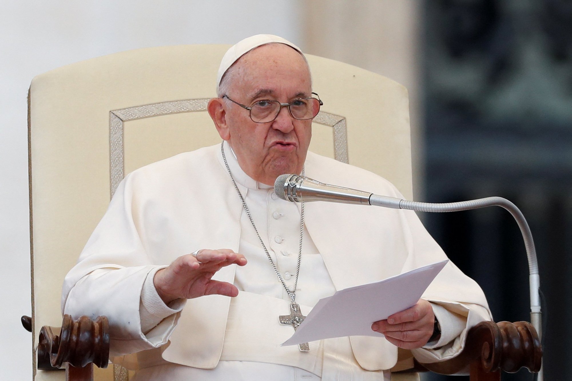 El Papa Francisco habla durante su audiencia general semanal en la Plaza de San Pedro del Vaticano el 16 de noviembre de 2022. (Foto CNS/Remo Casilli, Reuters)