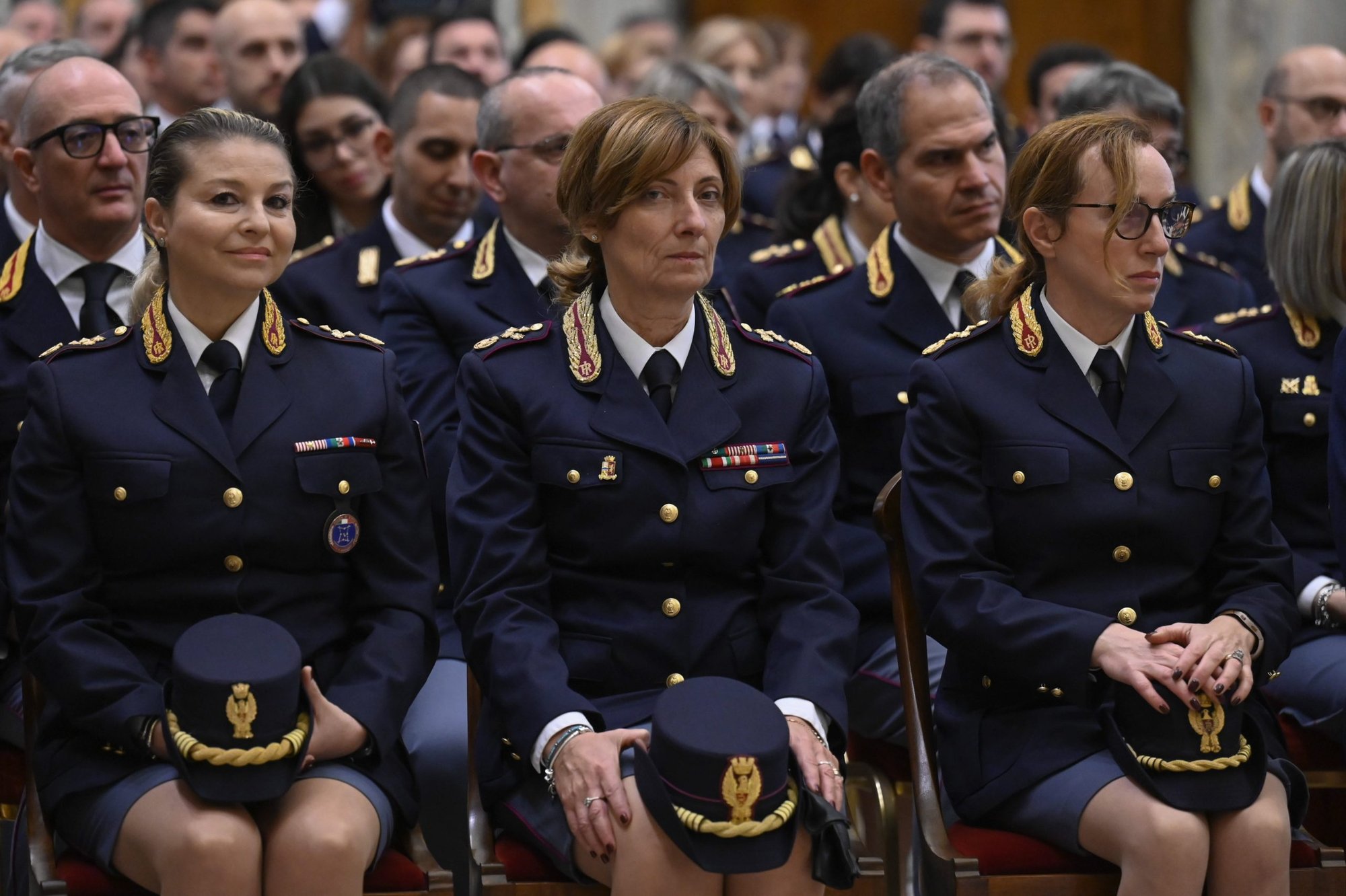 Miembros de la dirección central contra el crimen de la policía estatal italiana escuchan al papa Francisco durante una audiencia en la sala Clementina del Palacio Apostólico en el Vaticano el 26 de noviembre 2022. El papa habló con oficiales sobre la importancia de la educación, la prevención y la justicia rápida en la lucha contra la violencia contra las mujeres. (Foto CNS/Vatican Media)