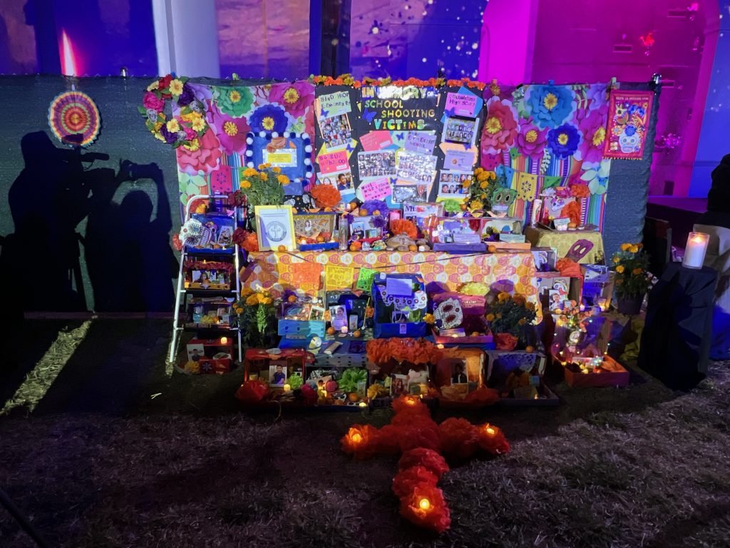 Los alumnos de octavo grado de la escuela San Carlos Borromeo de North Hollywood crearon un altar del Día de los Muertos para honrar a las víctimas de los tiroteos en las escuelas de Estados Unidos (Yannina Diaz)