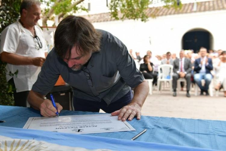 El padre Pepe Di Paola firma el Acta de Tucumán contra las drogas.