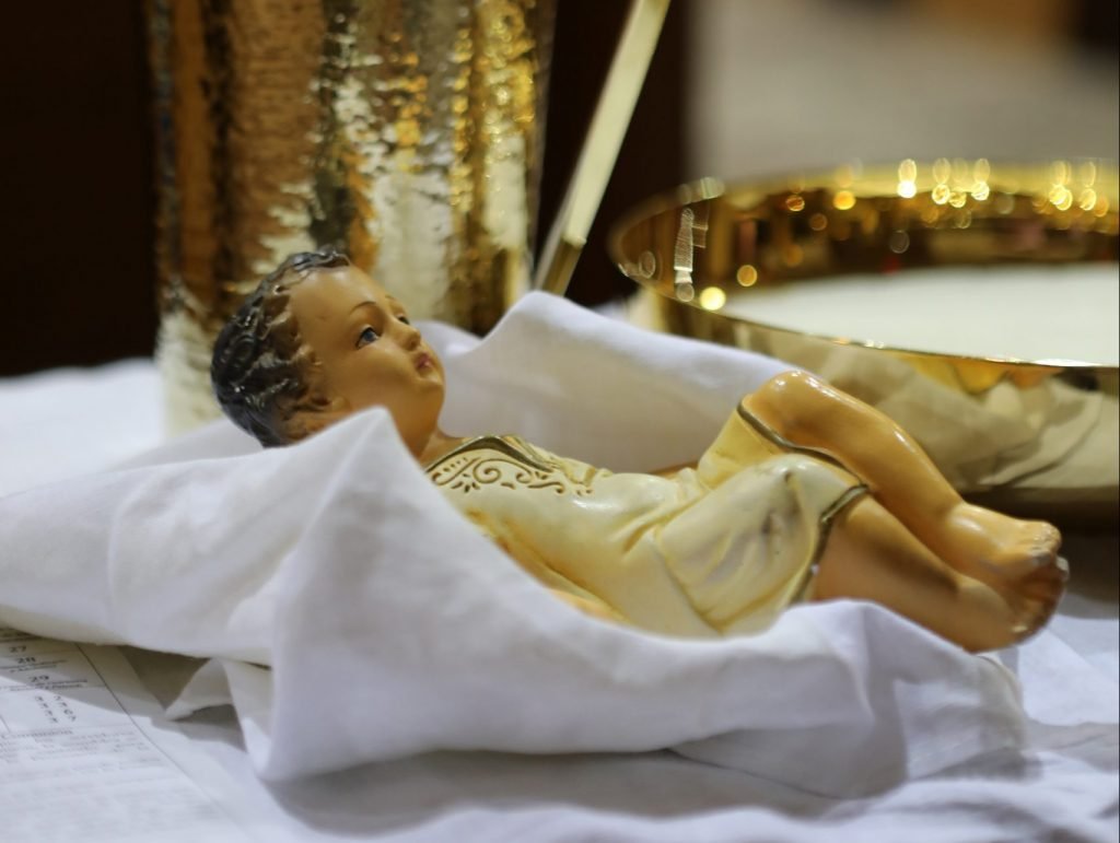Una figura del Niño Jesús se ve antes de la Comunión durante la Misa de Navidad en la Iglesia de San José en Austin, Texas. (CNS/Bob Roller)