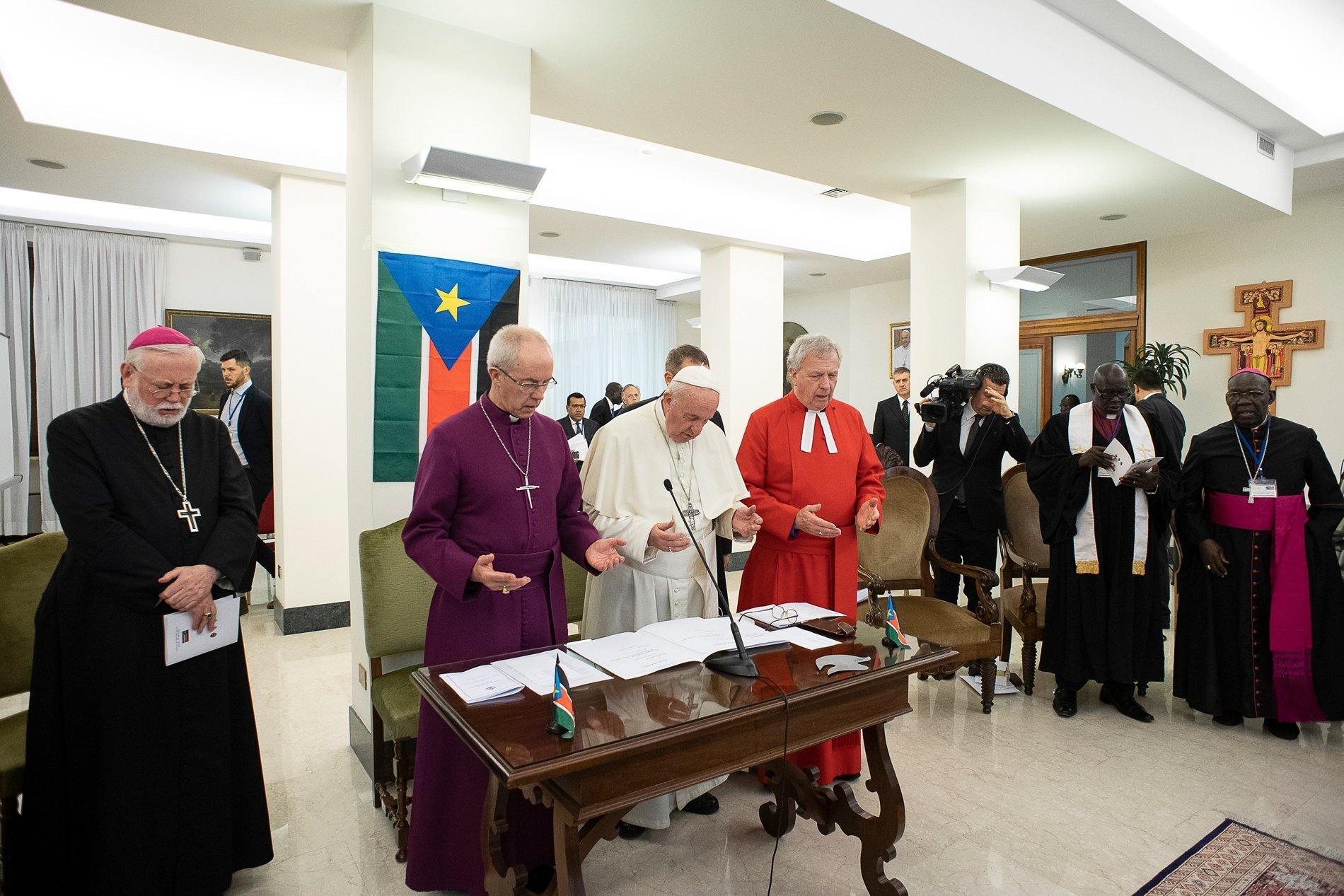 El papa Francisco reza junto al arzobispo Paul Gallagher, ministro de Asuntos Exteriores del Vaticano, el arzobispo anglicano de Canterbury, Justin Welby, y el reverendo John Chalmers, ex moderador de la Iglesia Presbiteriana de Escocia, al final de un retiro de dos días para los líderes políticos de Sudán del Sur, en el Vaticano, en esta foto de archivo del 11 de abril de 2019. El papa visitará Sudán del Sur del 3 al 5 de febrero de 2023, en un viaje que también le llevará al Congo. (CNS /Vatican Media vía Reuters)