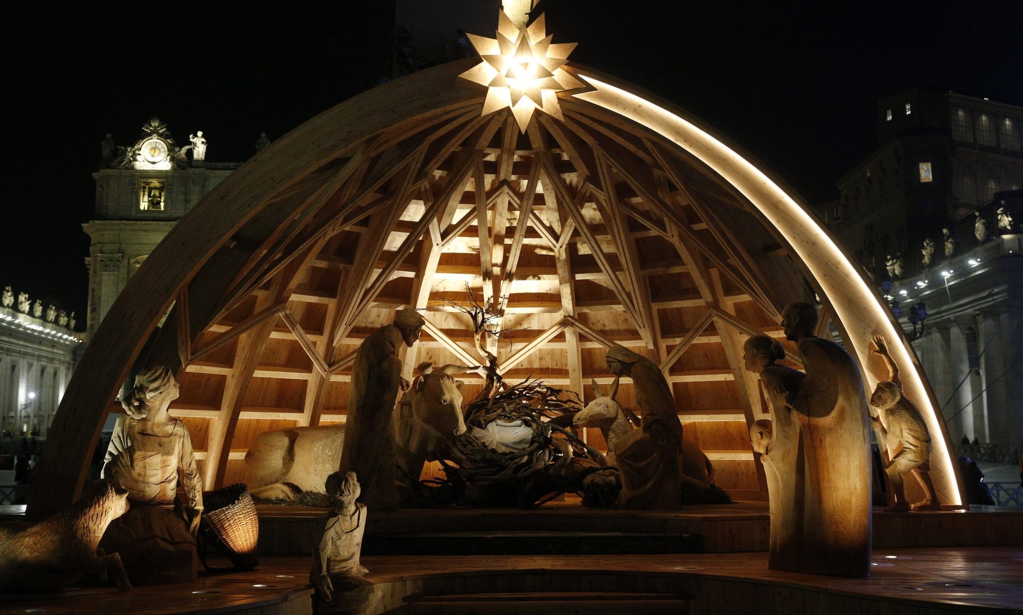 La escena de la Natividad es fotografiada en la Plaza de San Pedro después de una ceremonia de iluminación en el Vaticano el 3 de diciembre de 2022. (CNS /Paul Haring)