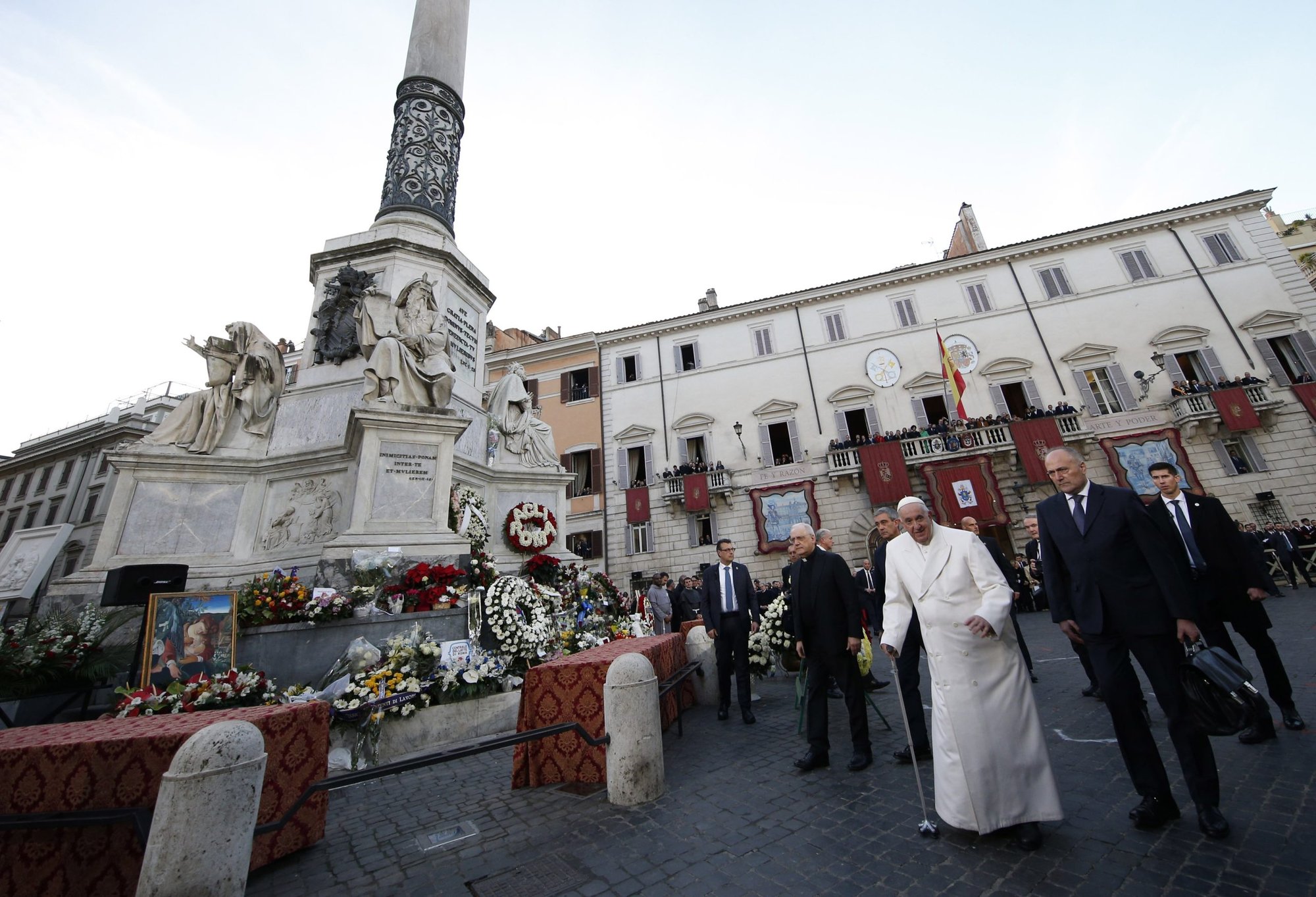 El papa Francisco saluda a la multitud tras rezar frente a una estatua mariana en la Plaza España en Roma el 8 de diciembre de 2022, fiesta de la Inmaculada Concepción. (Foto CNS/Paul Haring)