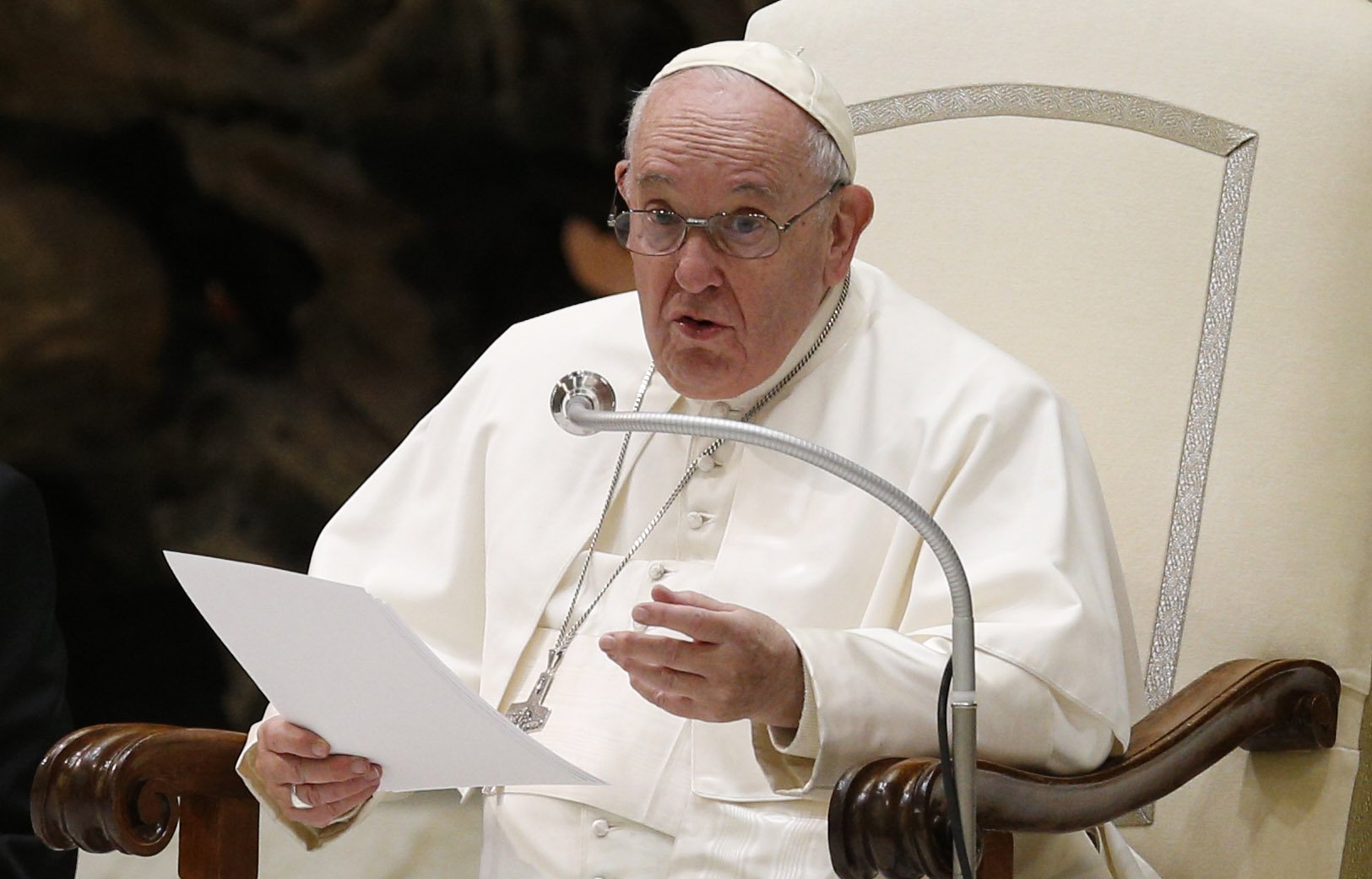 El Papa Francisco habla durante su audiencia general en el Aula Pablo VI del Vaticano el 7 de diciembre de 2022. Los católicos canadienses y estadounidenses se reunirán en una serie de encuentros en línea desde mediados de diciembre hasta finales de enero de 2023 como parte de su actual llamamiento a la sinodalidad en la Iglesia. (CNS/Paul Haring)