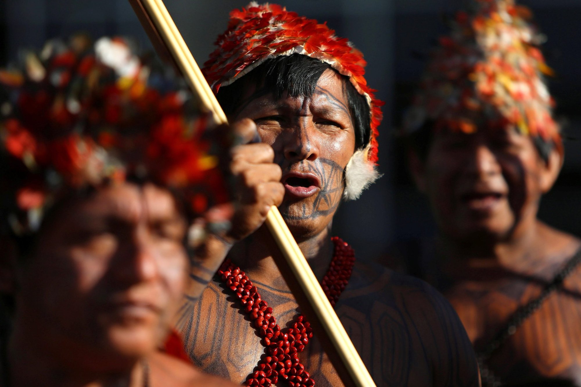 Indígenas de la tribu Munduruku aparecen en una foto de archivo durante una manifestación en Brasilia, Brasil, para pedir la demarcación de tierras indígenas en la selva amazónica. (CNS/Adriano Machado, Reuters)
