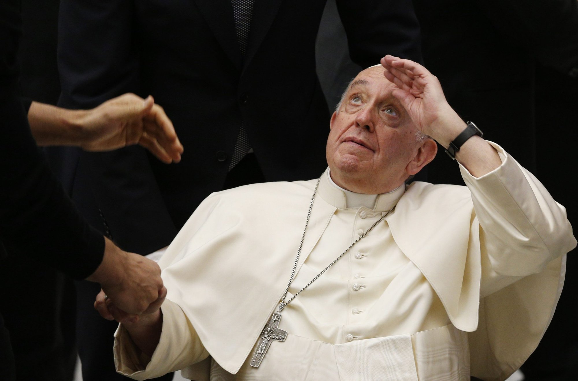 El Papa Francisco mira hacia arriba mientras saluda a la gente durante su audiencia general en el aula Pablo VI en el Vaticano el 14 de diciembre de 2022. (CNS/Paul Haring)