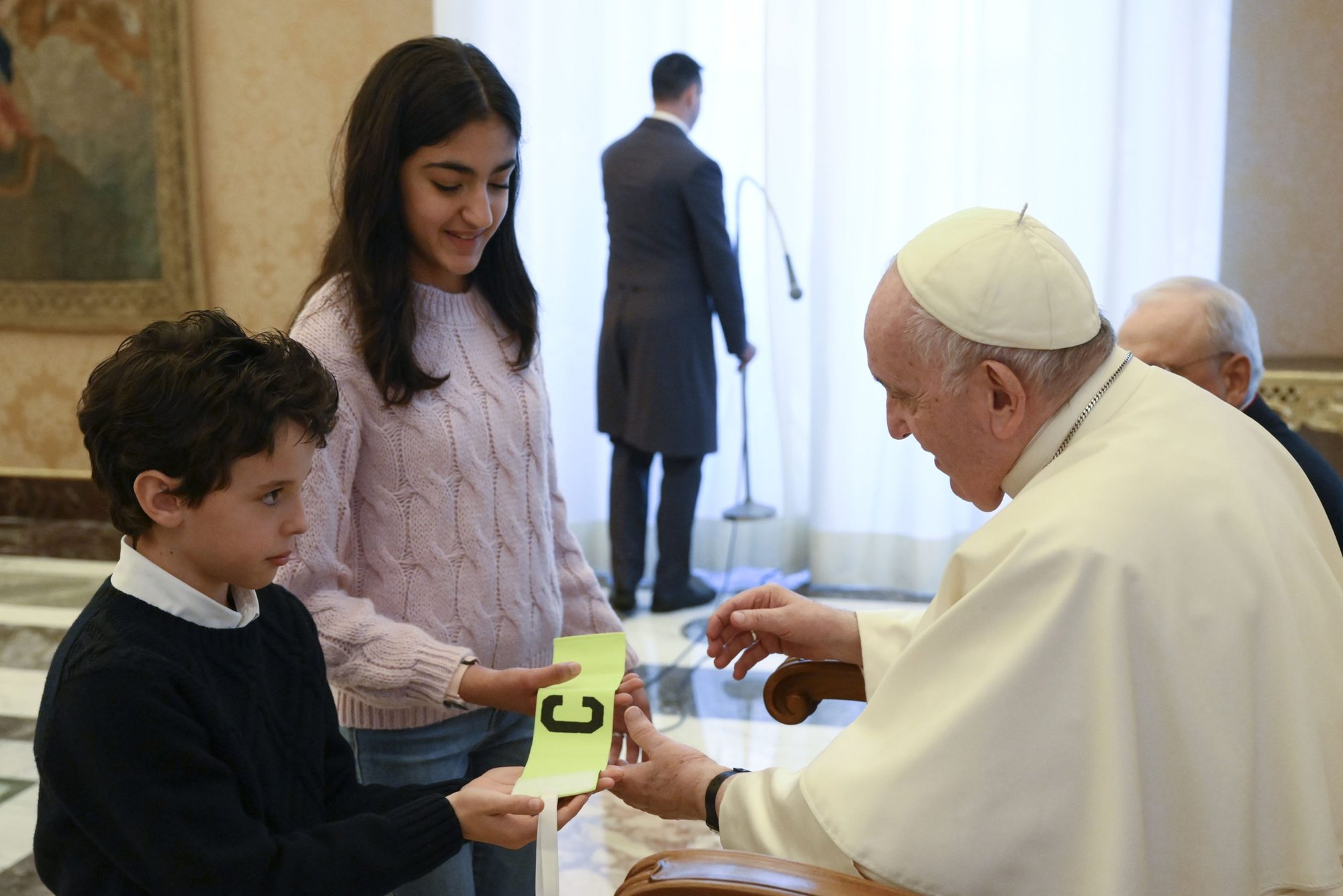 El papa Francisco se reúne con niños durante una audiencia con la organización Acción Católica Italiana en el Vaticano el 15 de diciembre de 2022. El papa animó a los niños a dejar sus teléfonos para mirar a Dios y cuidar a los demás. (Foto CNS/Vatican Media)