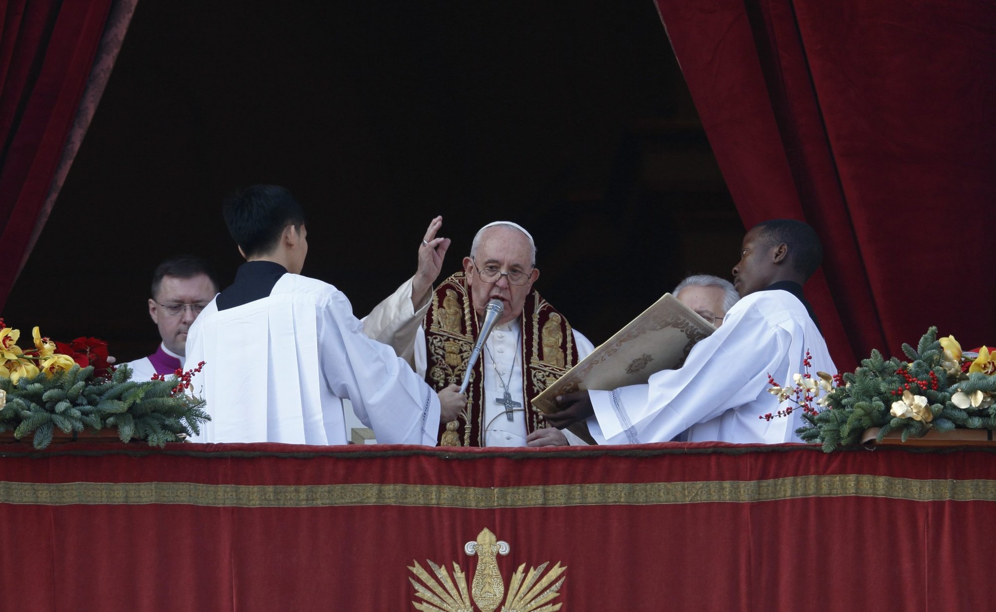 El Papa Francisco pronuncia su bendición navideña "urbi et orbi" (a la ciudad y al mundo) desde el balcón central de la Basílica de San Pedro en el Vaticano el 25 de diciembre de 2022. (CNS /Paul Haring)