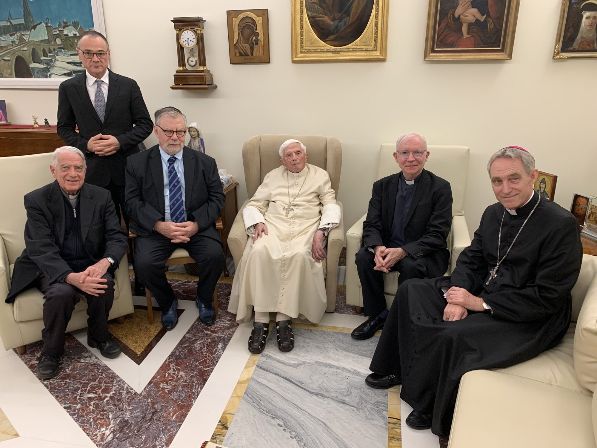 El papa retirado Benedicto XVI está sentado junto a los ganadores del premio Ratzinger Joseph H. H. Weiler, profesor de derecho en la Facultad de Derecho de la Universidad de Nueva York, y el padre jesuita Michel Fédou, profesor de teología dogmática y patrística en el Centro Sèvres de París, durante una visita a el monasterio Mater Ecclesia en el Vaticano el 1 de diciembre de 2022. También aparecen sentados el padre jesuita Federico Lombardi, presidente de la fundación, y el arzobispo Georg Gänswein, secretario privado del papa Benedicto. (Foto CNS/cortesía de Joseph Ratzinger-Fundación del Vaticano Benedicto XVI)