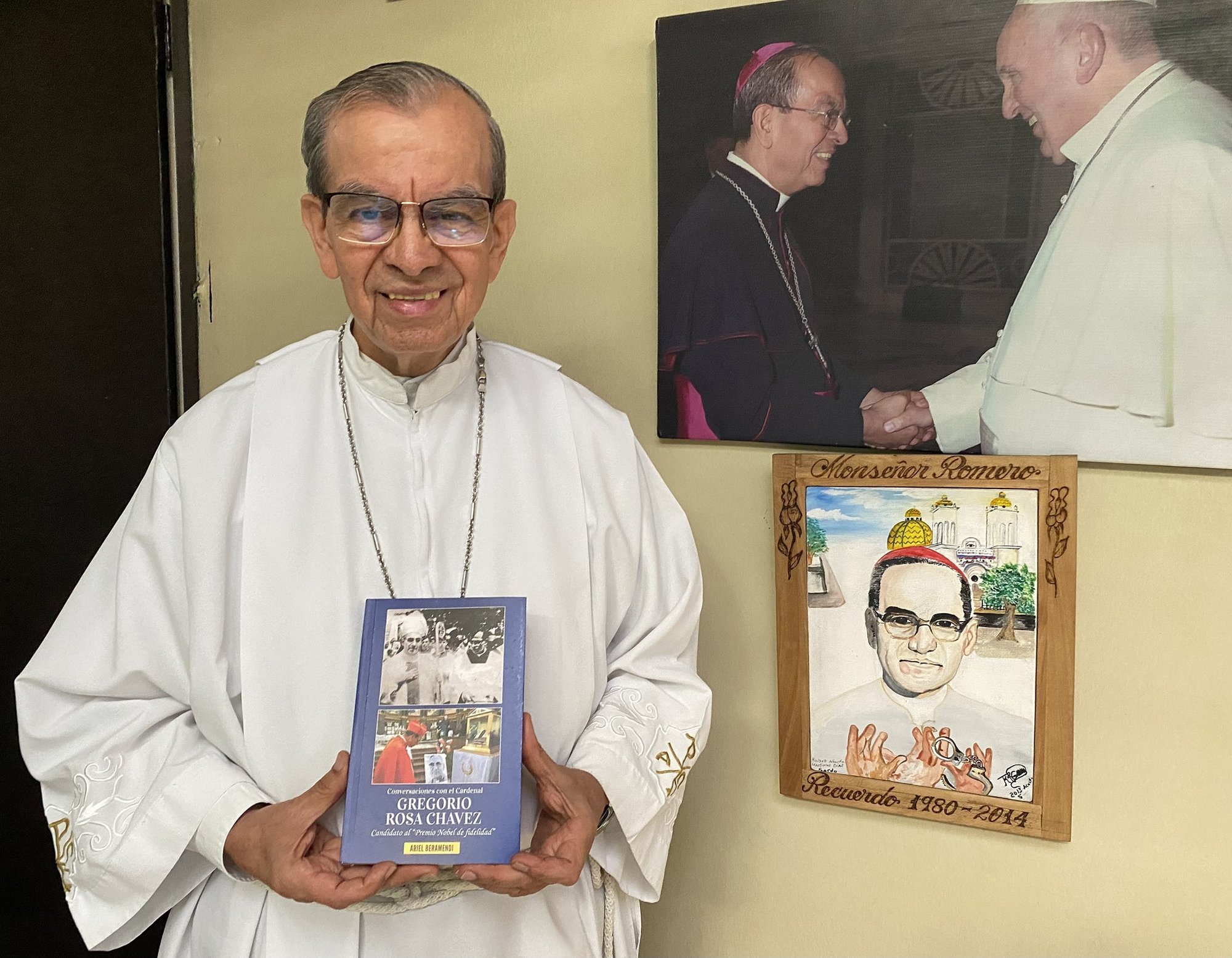 El cardenal salvadoreño Gregorio Rosa Chávez posa con una copia de un libro que aborda parte de medio siglo de su vida sirviendo a la Iglesia Católica en El Salvador el 16 de diciembre de 2022, en la parroquia de San Francisco de Asís en San Salvador. El cardenal dijo que quería dejar las cosas claras sobre una serie de asuntos históricos relacionados con la iglesia en el país, y lo hace en una larga entrevista con el padre boliviano Ariel Beramendi, quien vive en Roma, en el recientemente publicado "Conversaciones con el cardenal Rosa Chávez". (Foto CNS/Rhina Guidos)