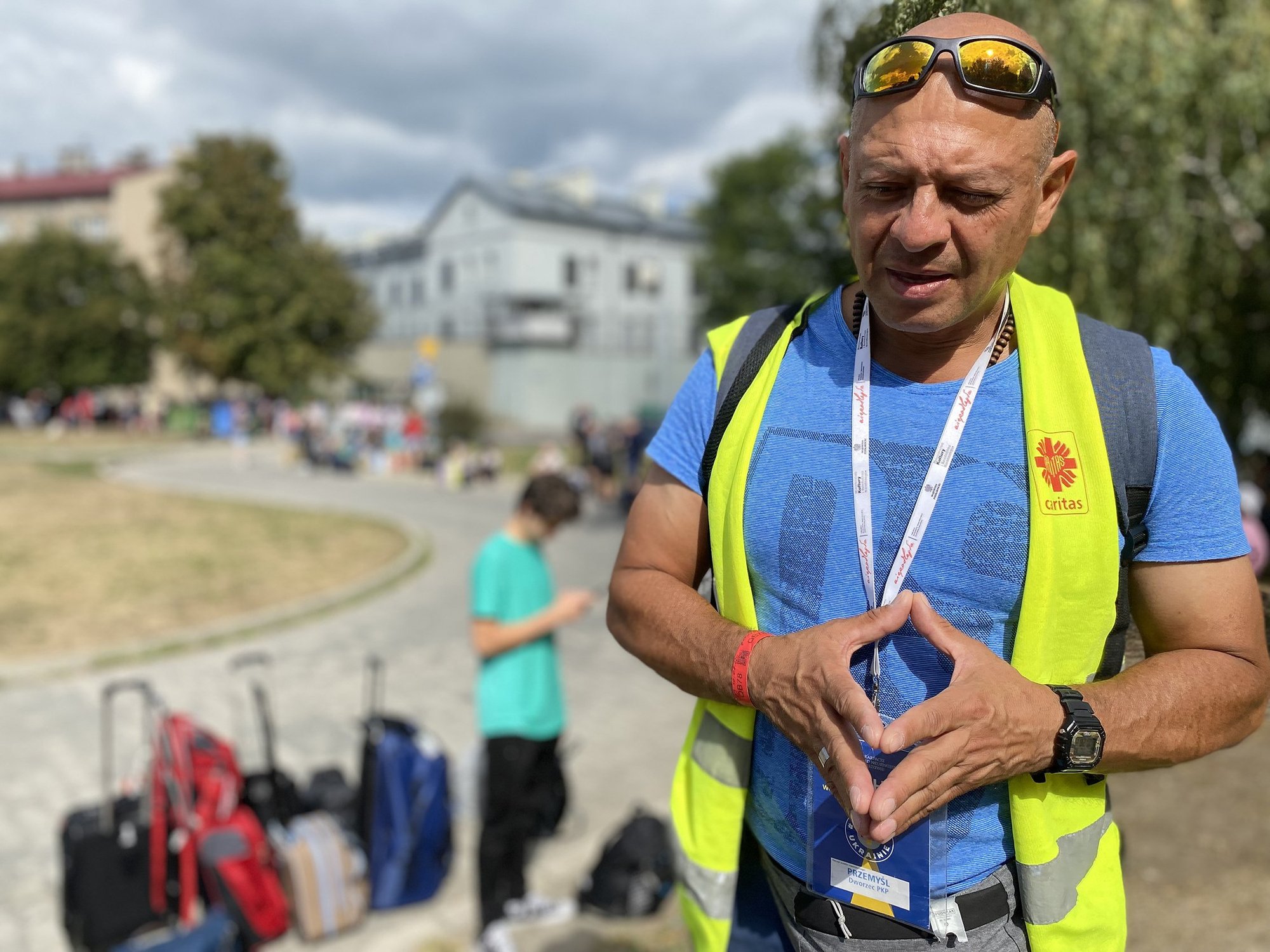 En el exterior de una estación de tren en Przemysl, Polonia, el 30 de agosto de 2022, Nelson Mejía, católico de Nueva Jersey, explica el proceso de oración y discernimiento que le llevó a dejar su trabajo como chef y viajar para ayudar a los refugiados ucranianos. Ayudó de abril a octubre y regresó para una segunda estancia justo antes de Navidad. (CNS /Rhina Guidos)