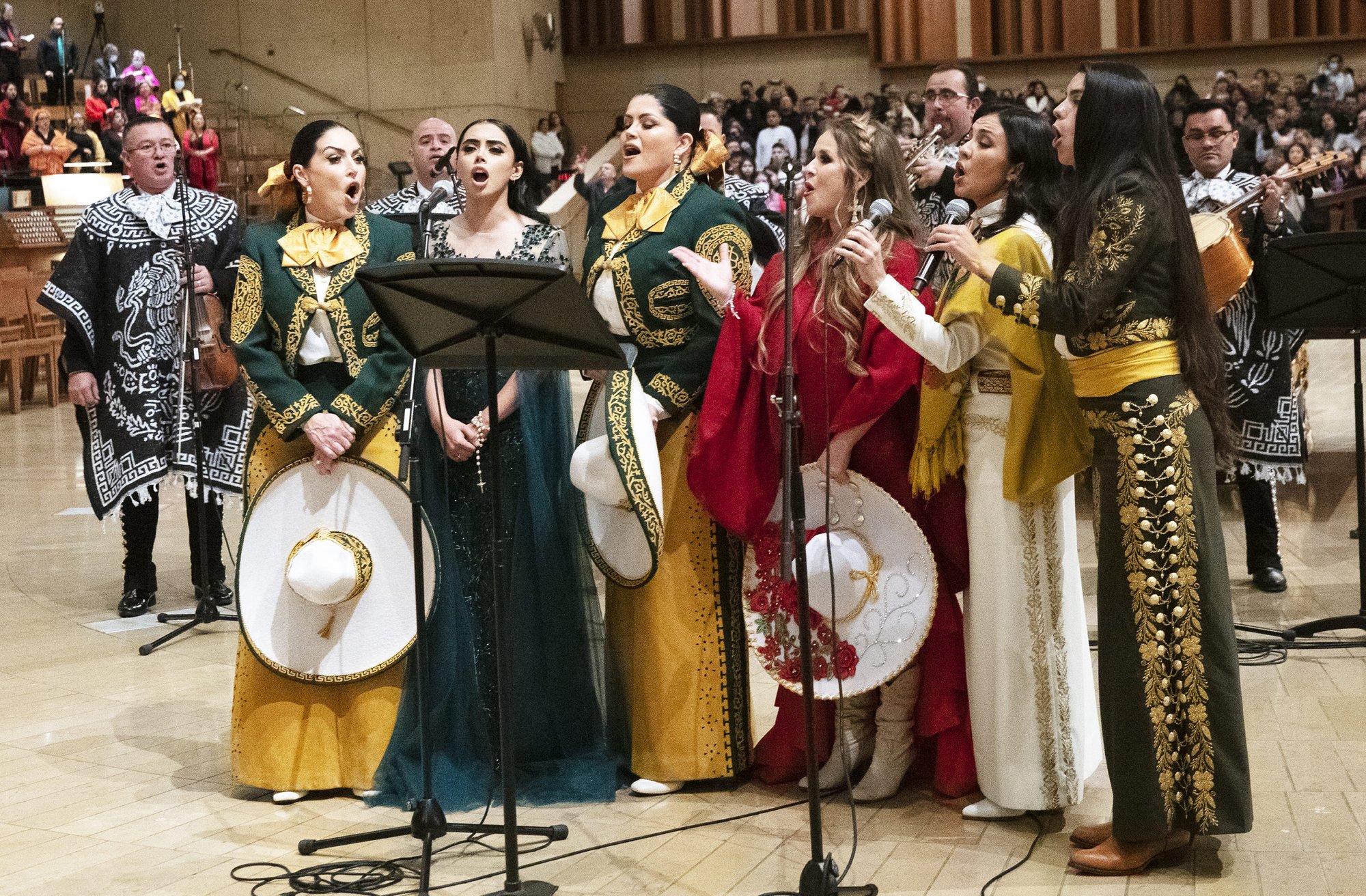Las hermanas Barajas sostienen los charros, mientras que Angel Ng se identifica por si vestido verde, y Jacky Ibarra por su poncho rojo. En blanco y amarillo, Lupita Infante, y en blanco, Karla. (Victor Alemán)