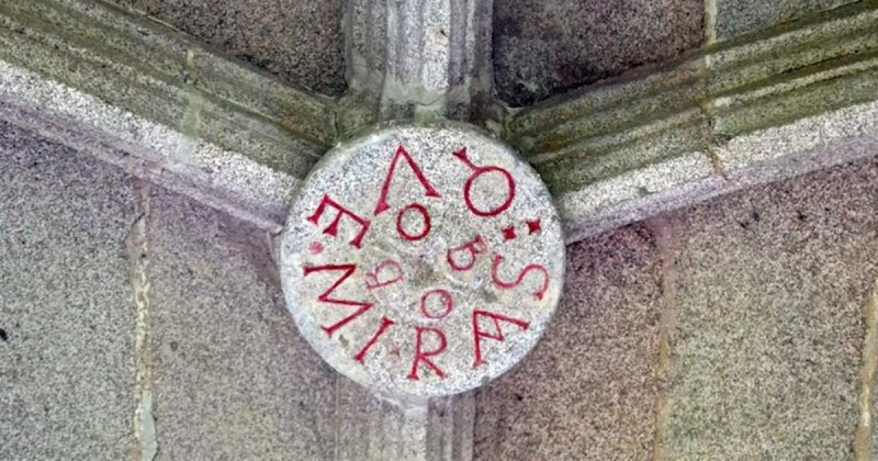 “¿Qué mirás, bobo?” en una piedra del monasterio de San Julián de Samos (España).