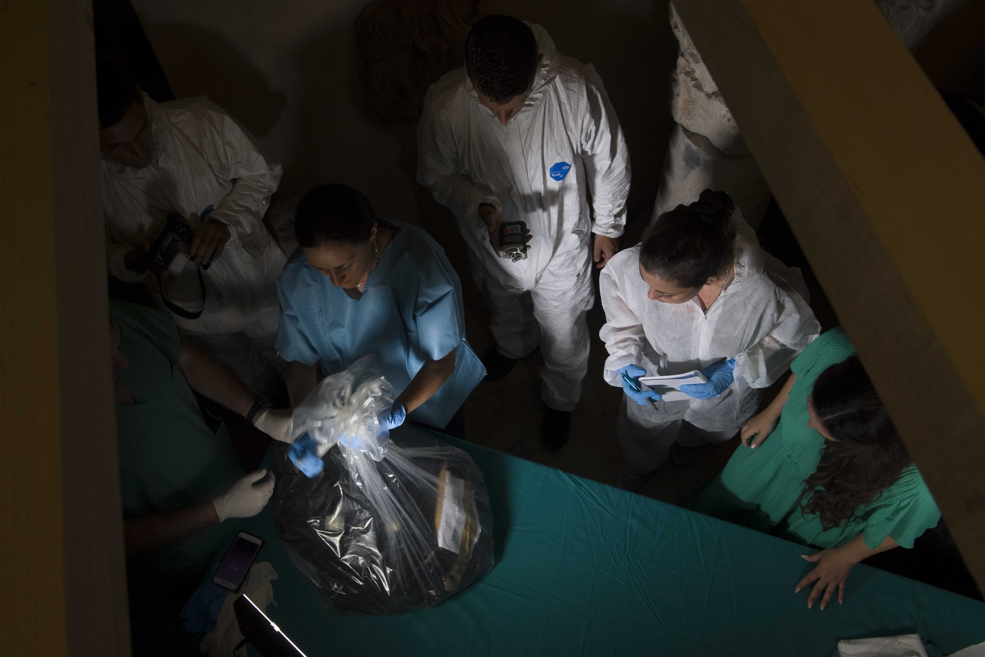 Trabajadores examinan huesos extraídos de un osario en el cementerio teutónico en esta imagen difundida por el Vaticano el 27 de julio de 2019. El Vaticano anunció el 30 de abril de 2020 que el tribunal del Estado de la Ciudad del Vaticano cerró oficialmente su investigación sobre la posibilidad de que algunos de los restos pertenecieran a Emanuela Orlandi, la adolescente desaparecida durante más de 30 años. (CNS /Vatican Media)