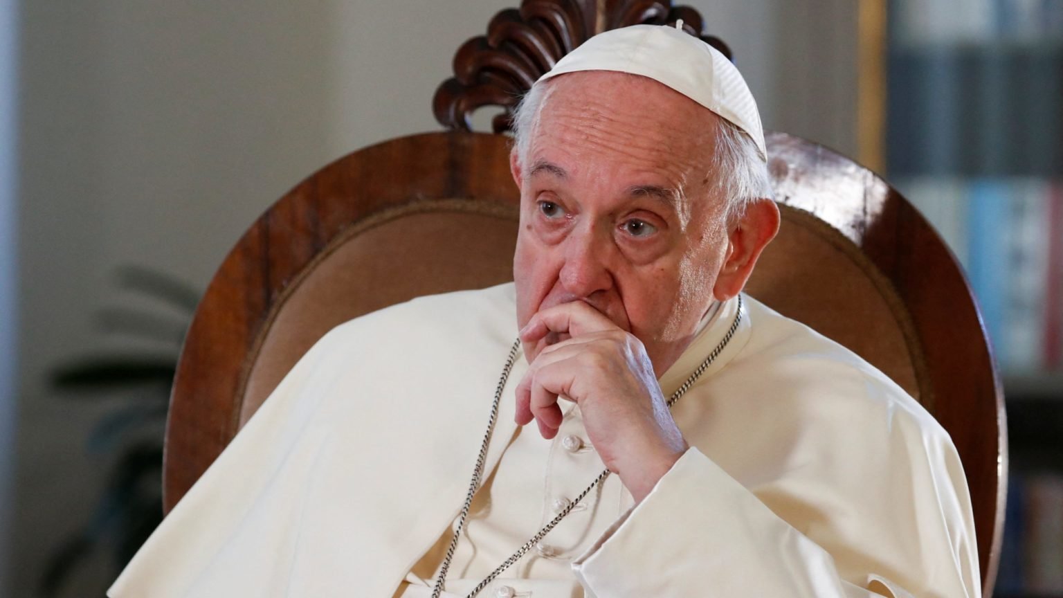 El Papa Francisco mira durante una entrevista exclusiva con Reuters en el Vaticano el 2 de julio de 2022. (CNS /Remo Casilli, Reuters)