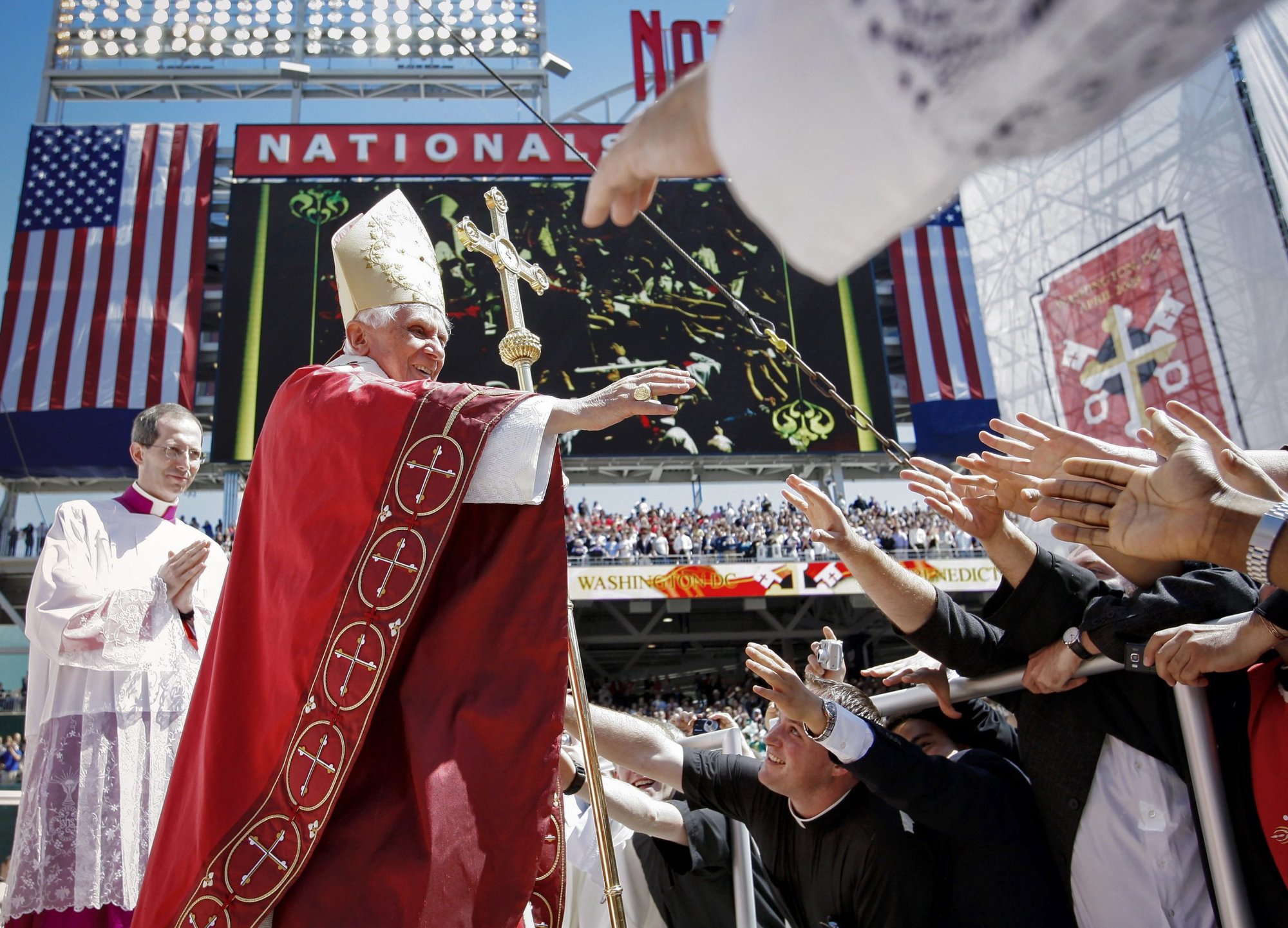 El Papa Benedicto XVI se acerca a la gente después de celebrar la Misa en el Nationals Park de Washington el 17 de abril de 2008. (CNS /Nancy Wiechec)