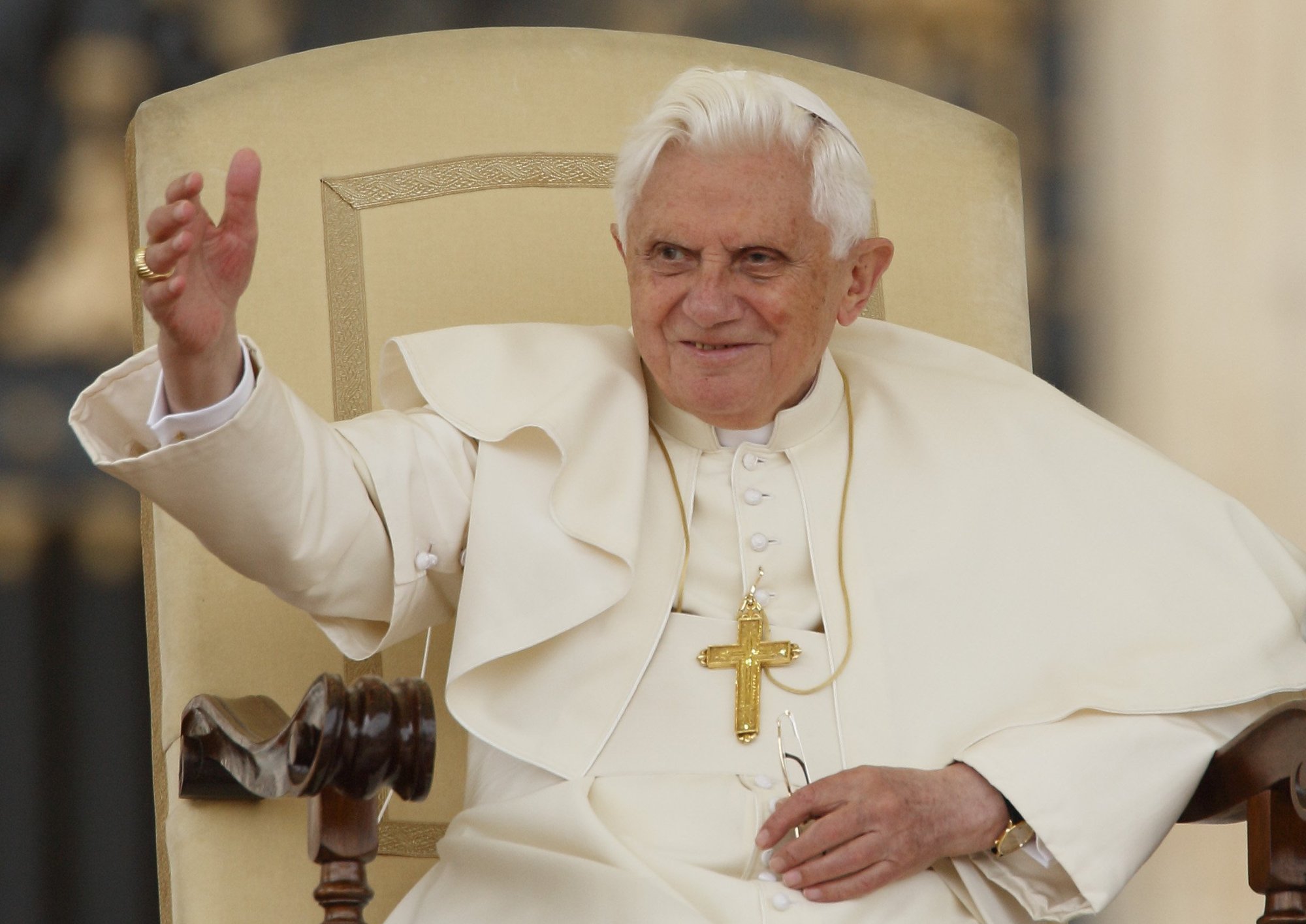 El Papa Benedicto XVI saluda a los peregrinos durante su audiencia general en la Plaza de San Pedro del Vaticano el 4 de noviembre de 2009. El Papa Benedicto falleció el 31 de diciembre de 2022, a la edad de 95 años, en su residencia del Vaticano. (CNS /Paul Haring)