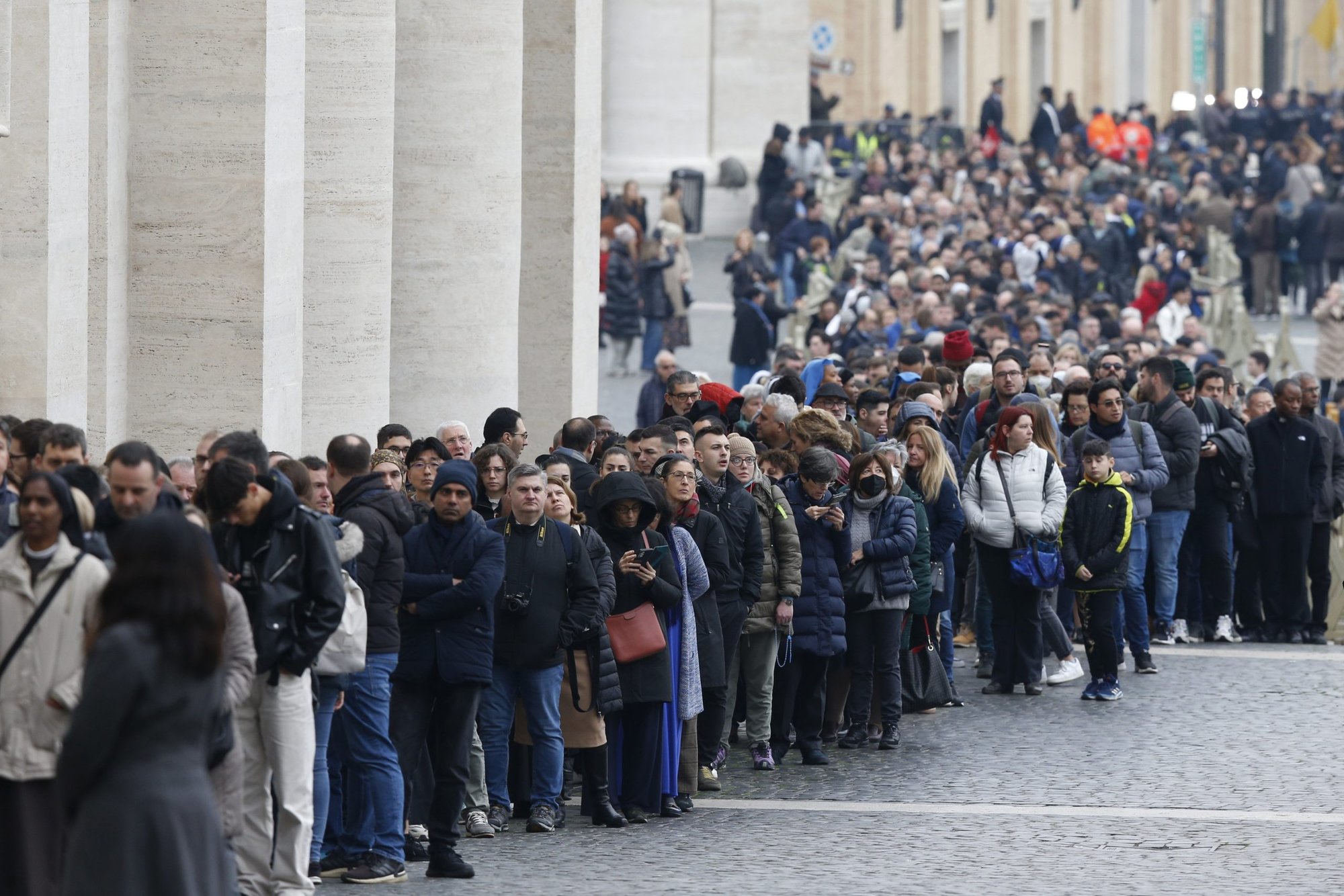 La gente hace cola para entrar en la Basílica de San Pedro para ver el cuerpo del Papa Benedicto XVI en el Vaticano el 2 de enero de 2023. (CNS /Paul Haring)
