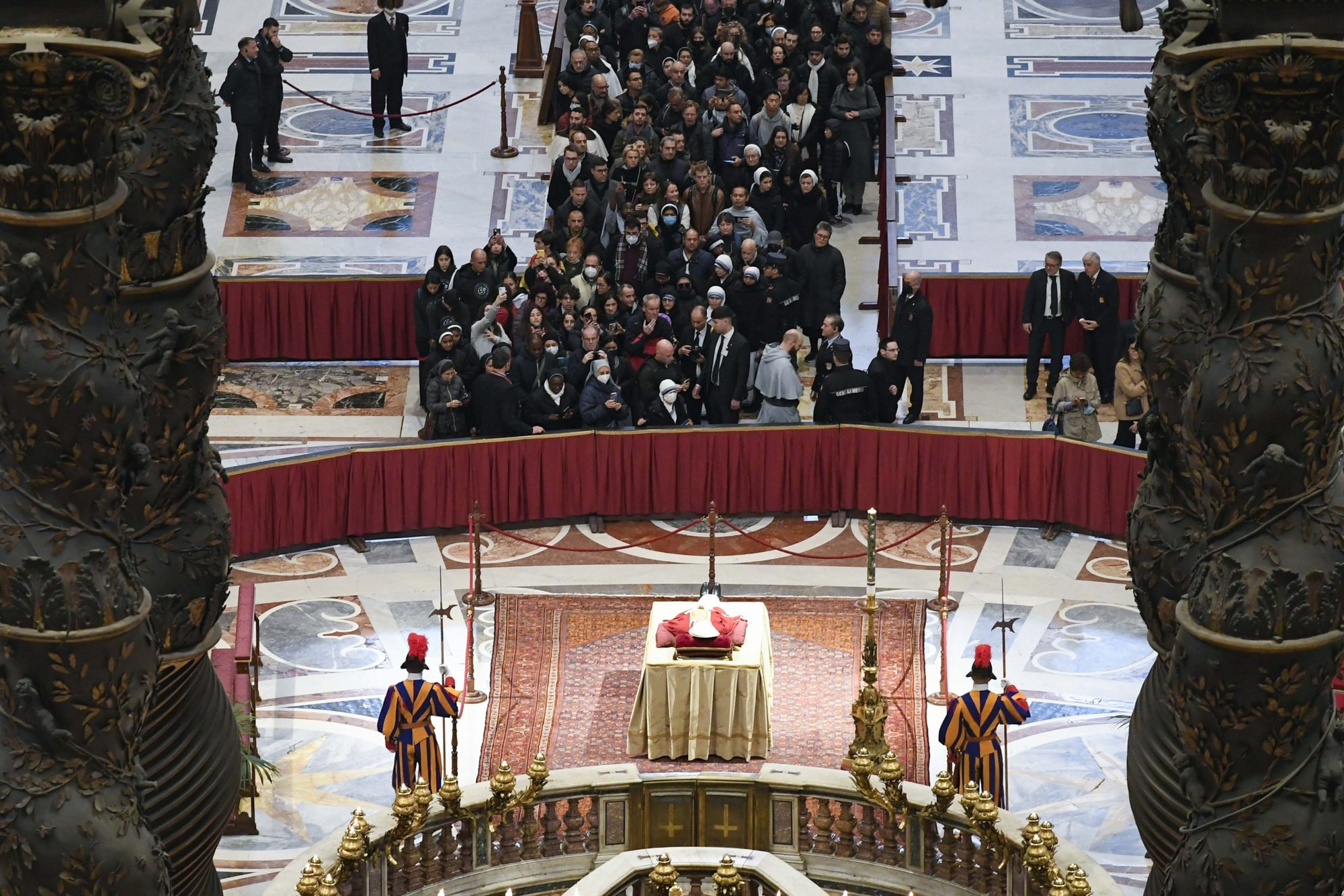 El cuerpo del Papa Benedicto XVI yace en la Basílica de San Pedro para su contemplación pública en el Vaticano el 2 de enero de 2023. (CNS /Vatican Media)