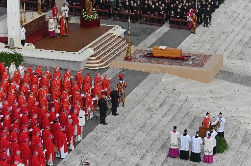 El Papa Francisco preside la misa funeral del Papa Benedicto XVI en la Plaza de San Pedro del Vaticano el 5 de enero de 2023. (CNS /Chris Warde-Jones)