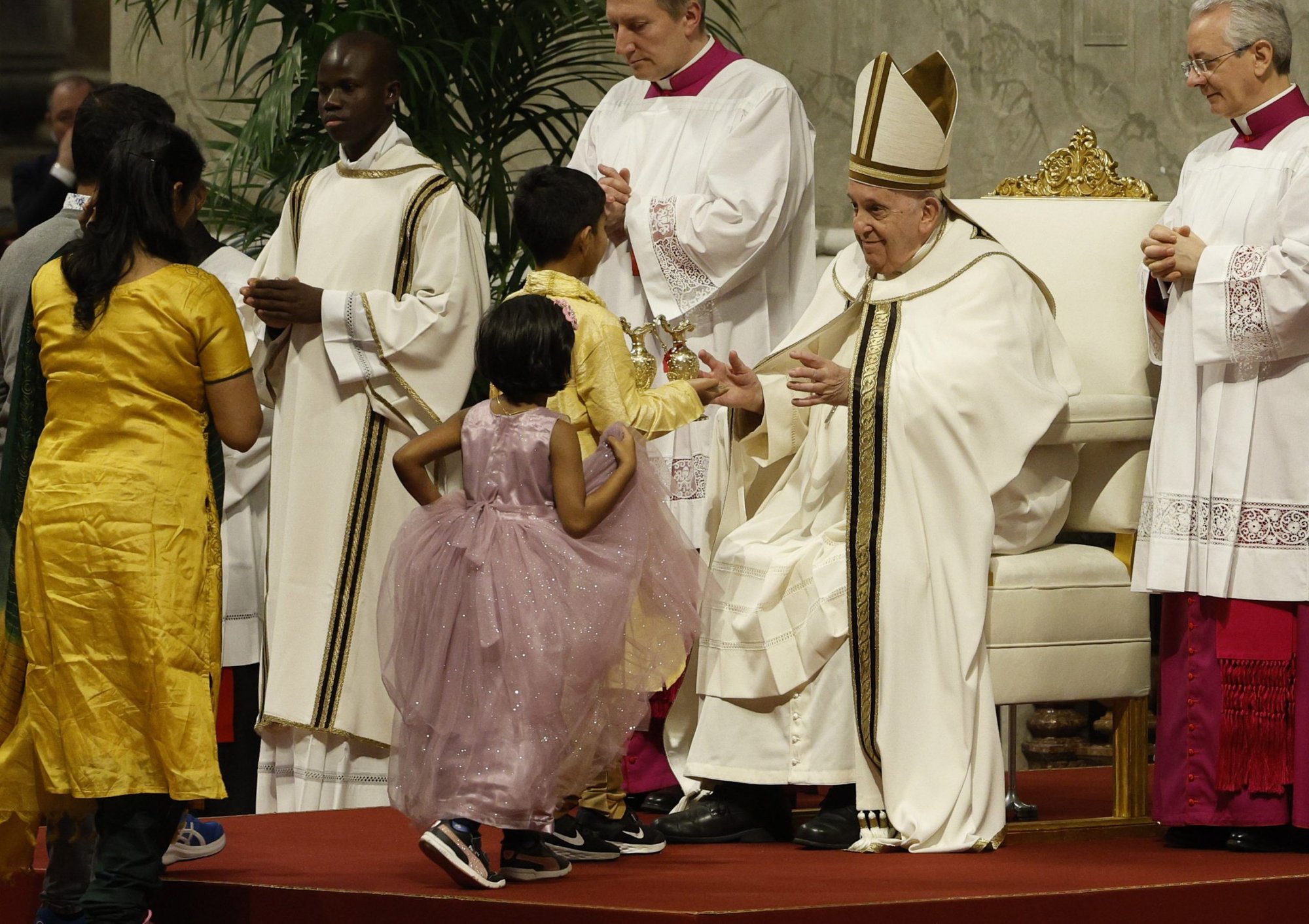 El Papa Francisco acepta las ofrendas durante la Misa de la Epifanía en la Basílica de San Pedro del Vaticano el 6 de enero de 2023. (CNS /Paul Haring)