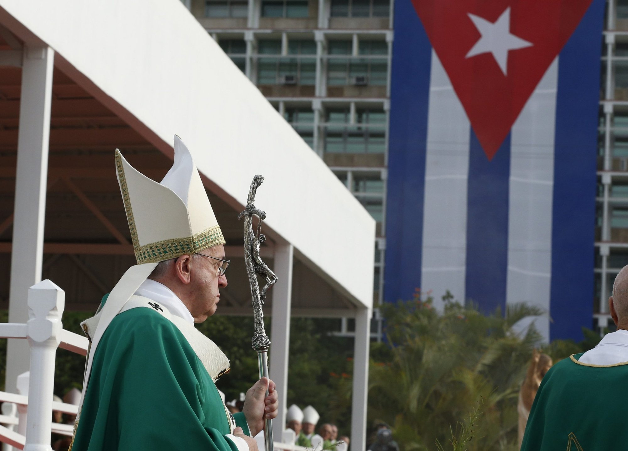 La bandera de Cuba se ve mientras el Papa Francisco llega a celebrar misa en la Plaza de la Revolución en La Habana en esta foto de archivo del 20 de septiembre de 2015. El papa escribió una carta a los católicos cubanos para conmemorar los 25 años de la visita de San Juan Pablo II al país. (CNS/Paul Haring)