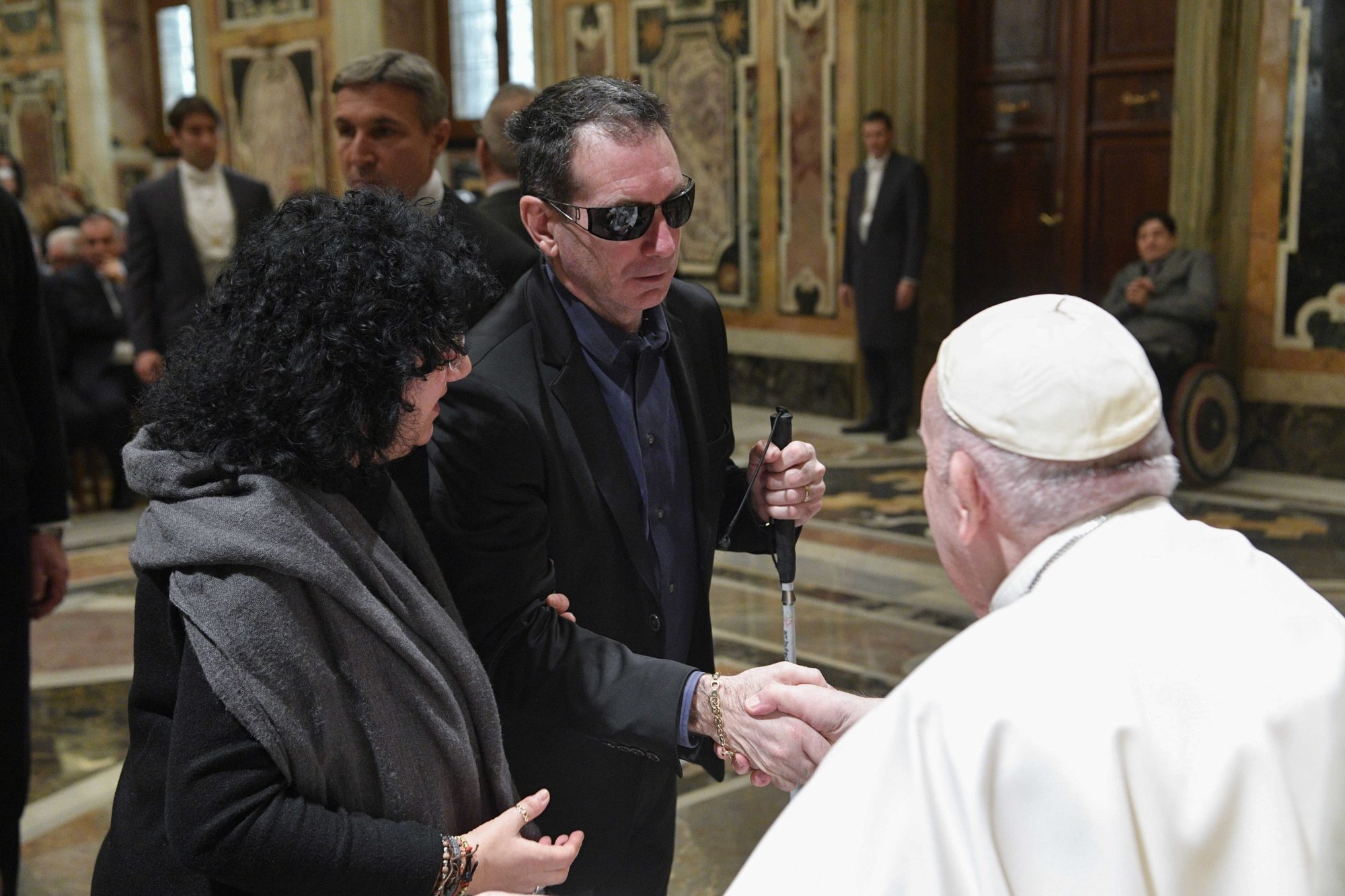 El Papa Francisco saluda a la gente durante una audiencia con miembros de la Unión Nacional de Lesionados en Servicio, en el Vaticano el 21 de enero de 2023. (CNS/Vatican Media)