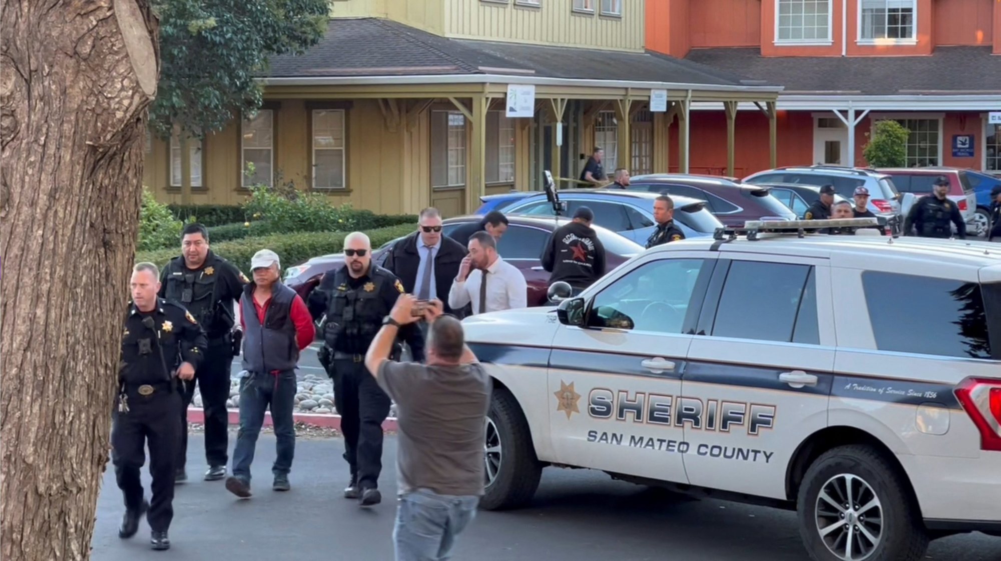 Agentes de policía en Half Moon Bay, California, detienen a un hombre que las fuerzas del orden creen que es el sospechoso del tiroteo masivo de Half Moon Bay el 23 de enero de 2023, en esta captura de pantalla tomada de un vídeo en las redes sociales. Al menos siete personas murieron y una resultó herida de gravedad ese día en dos tiroteos en dos lugares distintos de la pequeña comunidad costera de la bahía de San Francisco, según las autoridades. Fue el segundo tiroteo masivo del estado en 48 horas. (Foto OSV News/Kati McHugh, redes sociales vía Reuters)