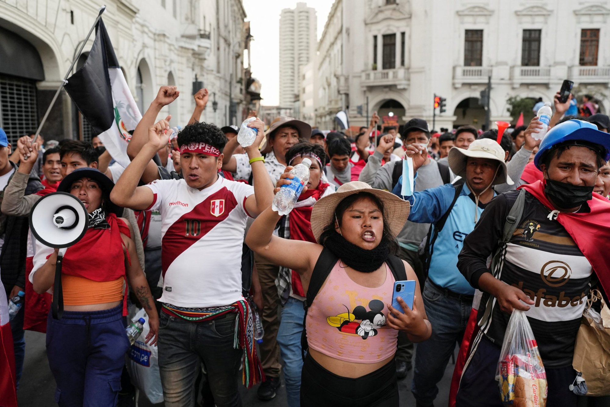 Manifestantes participan en una protesta antigubernamental en Lima el 23 de enero de 2023, mientras exigen la liberación de los manifestantes detenidos en las manifestaciones de apoyo al ex presidente peruano Pedro Castillo, quien fue derrocado. Los obispos de Perú abogaron por la paz mientras las violentas protestas contra el actual presidente del país y la legislatura se han cobrado la vida de decenas de personas. (OSV News /Angela Ponce, Reuters)