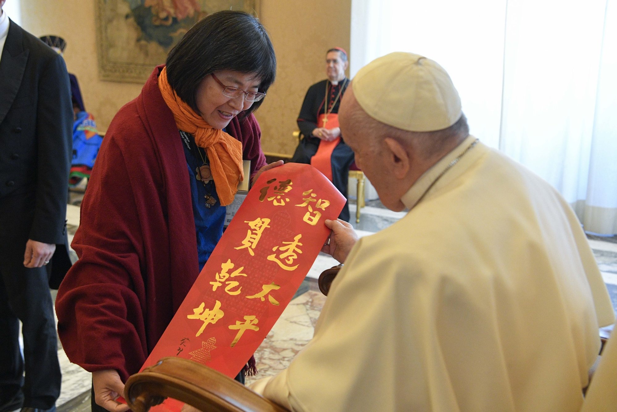 El Papa Francisco recibe un regalo de una participante en la conferencia "Mujeres construyendo una cultura del encuentro interreligioso", durante una audiencia en el Vaticano el 26 de enero de 2023. Mujeres de 12 religiones asistieron a la conferencia, compartiendo sus experiencias de diálogo interreligioso. (CNS /Vatican Media)