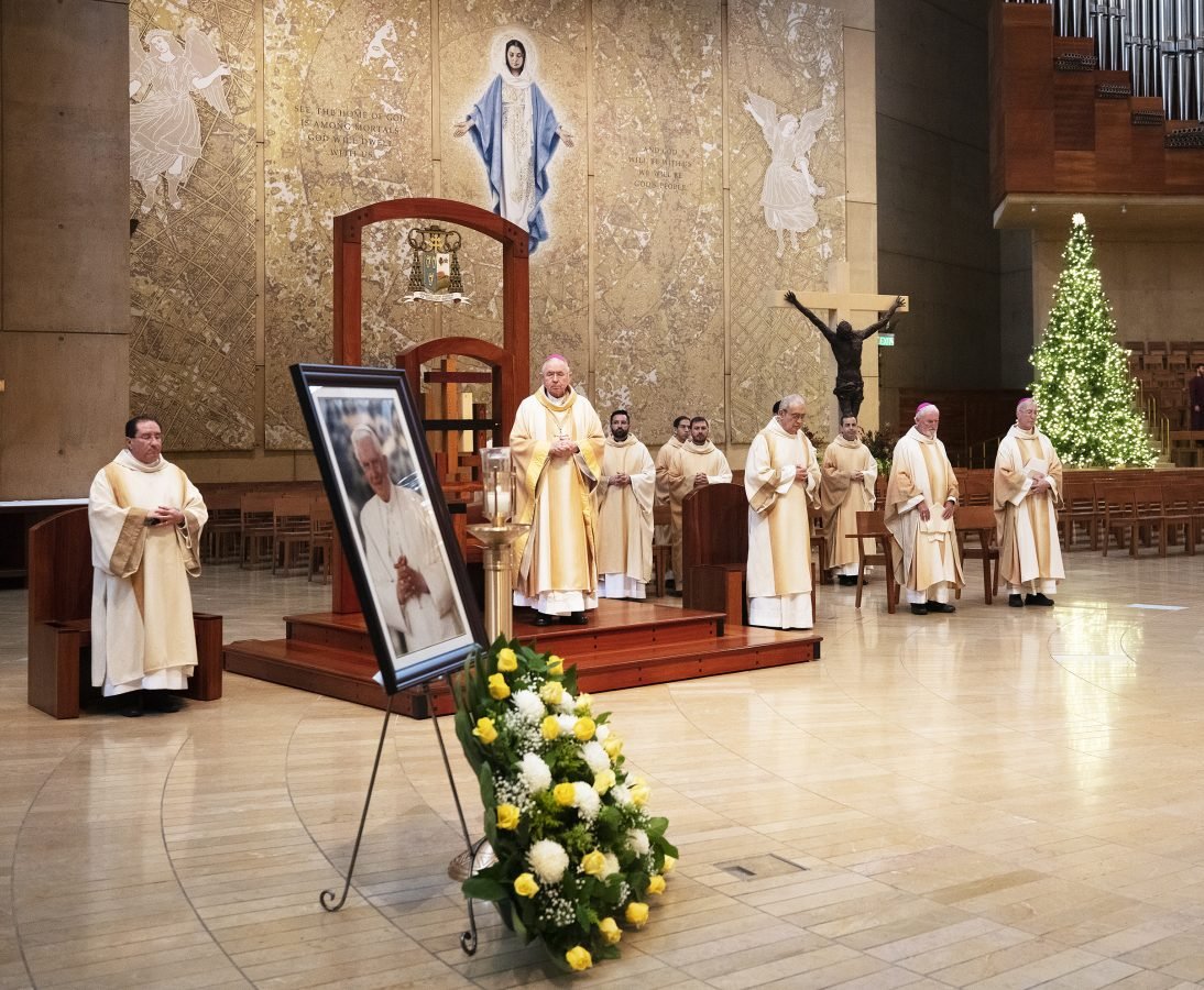 El Arzobispo Gomez celebró una misa en memoria del Papa Benedicto XVI el 5 de enero en la Catedral de Nuestra Señora de los Ángeles. (Víctor Alemán)