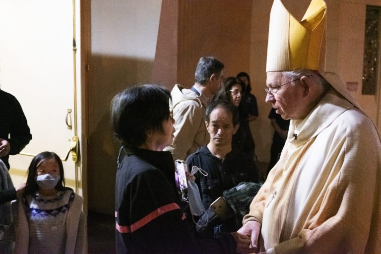 El arzobispo José H. Gómez saluda a una familia en la iglesia de San Esteban Mártir en Monterey Park después de una misa en su memoria el 27 de enero de 2023 (Victor Aleman)