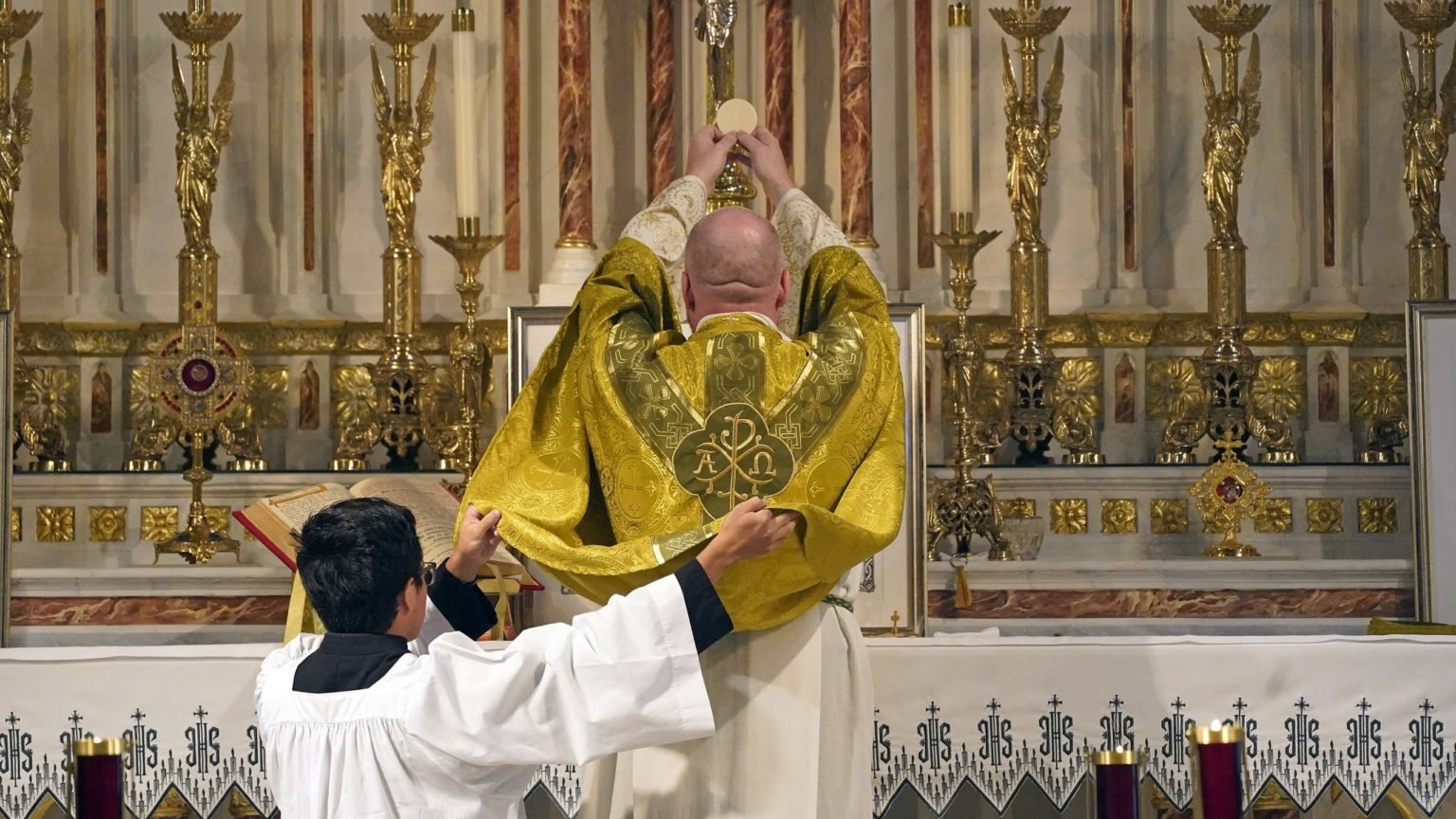 El padre Stephen Saffron, administrador parroquial, eleva la Eucaristía durante una misa tradicional en latín el 18 de julio, en la iglesia de San Josafat, en el barrio de Queens de Nueva York. (CNS/Gregory A. Shemitz)