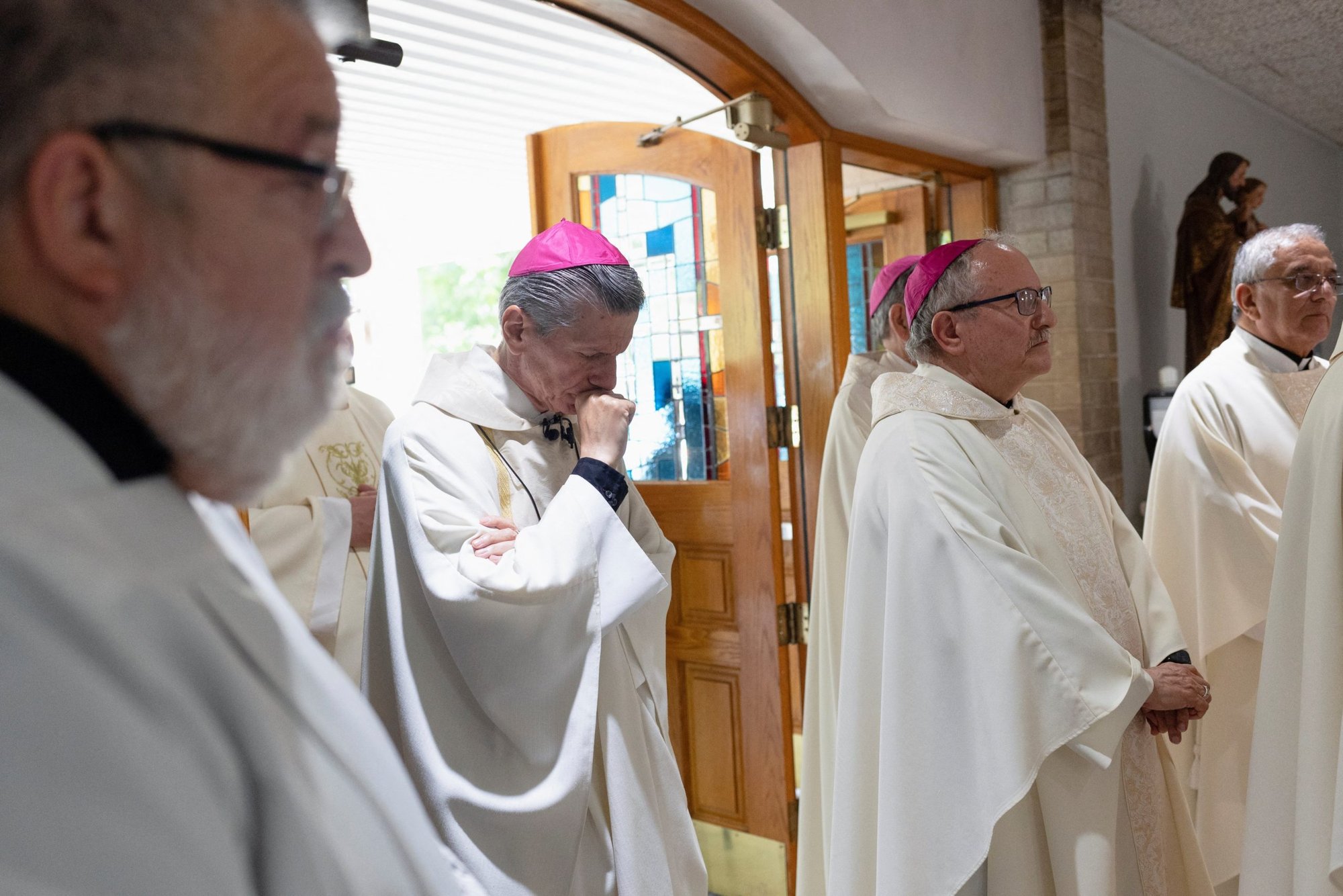 El arzobispo de San Antonio, Gustavo García-Siller, entra en la iglesia católica del Sagrado Corazón en Uvalde, Texas, para celebrar una misa el 25 de mayo de 2022, un día después de que un hombre armado matara a 19 niños y dos profesores en la escuela primaria Robb (OSV News /Nuri Vallbona, Reuters)