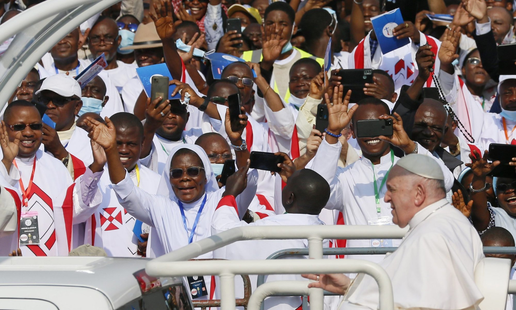 El Papa Francisco saluda a la multitud antes de celebrar misa en el aeropuerto de Ndolo en Kinshasa, Congo, 1 de febrero de 2023. (CNS /Paul Haring)