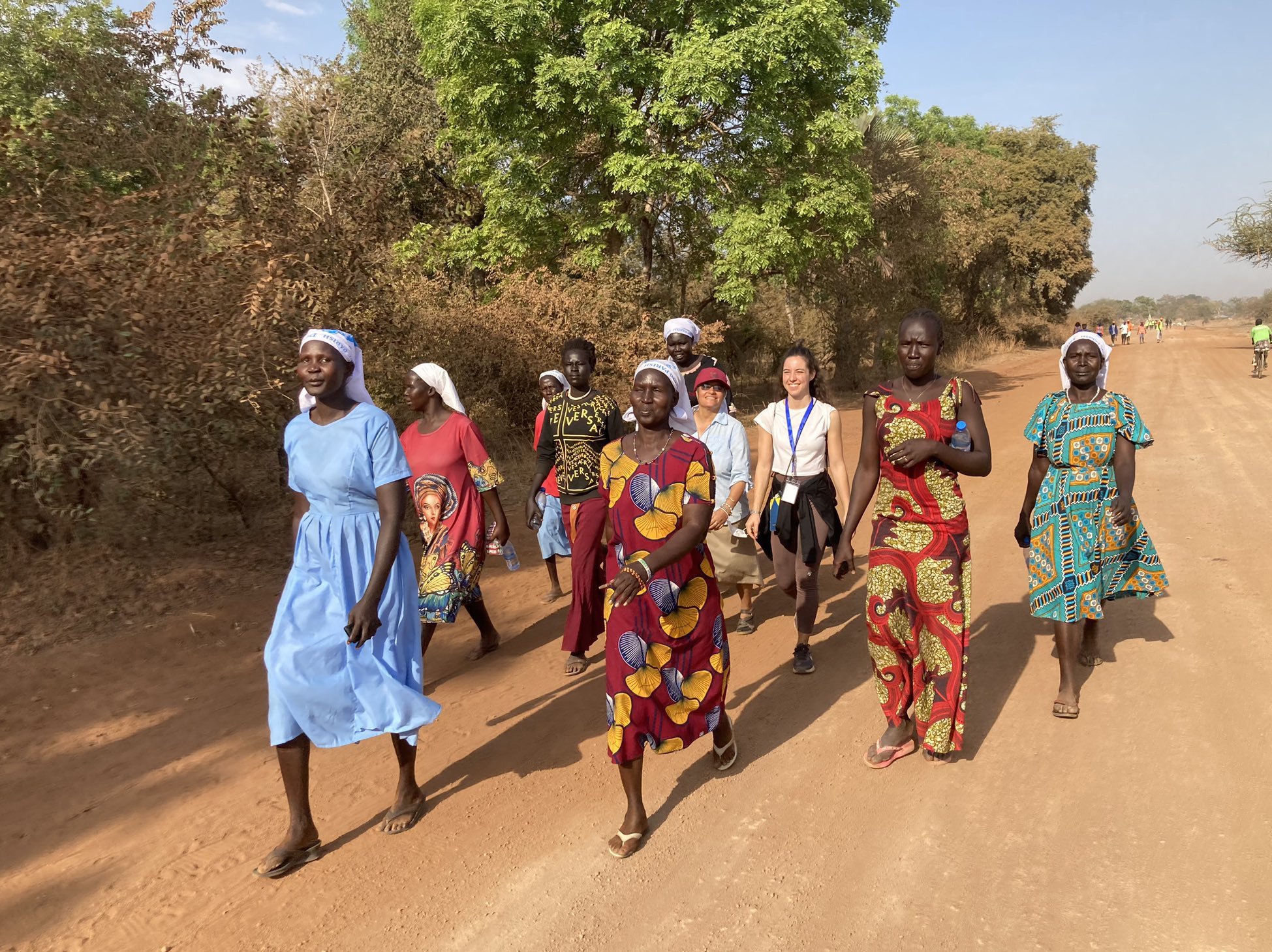 Se ve a unas mujeres caminando como parte de un grupo de 80 jóvenes que se unieron a la peregrinación "Caminando por la paz" con el obispo católico Christian Carlassare de Rumbek, en el centro de Sudán del Sur, el obispo anglicano Alapayo Manyang Kuctiel de Rumbek y Rin Tueny, gobernador del estado de los Lagos. Los participantes en la peregrinación caminaron entre 12 y 15 millas y condujeron entre 13 y 16 millas diarias durante nueve días para reunirse con el Papa Francisco en la capital de Sudán del Sur, Juba, a su llegada el 3 de febrero de 2023. Tenían previsto llegar a la capital el 2 de febrero. (Foto de OSV News por cortesía de la hermana Orla Treacy, Twitter)