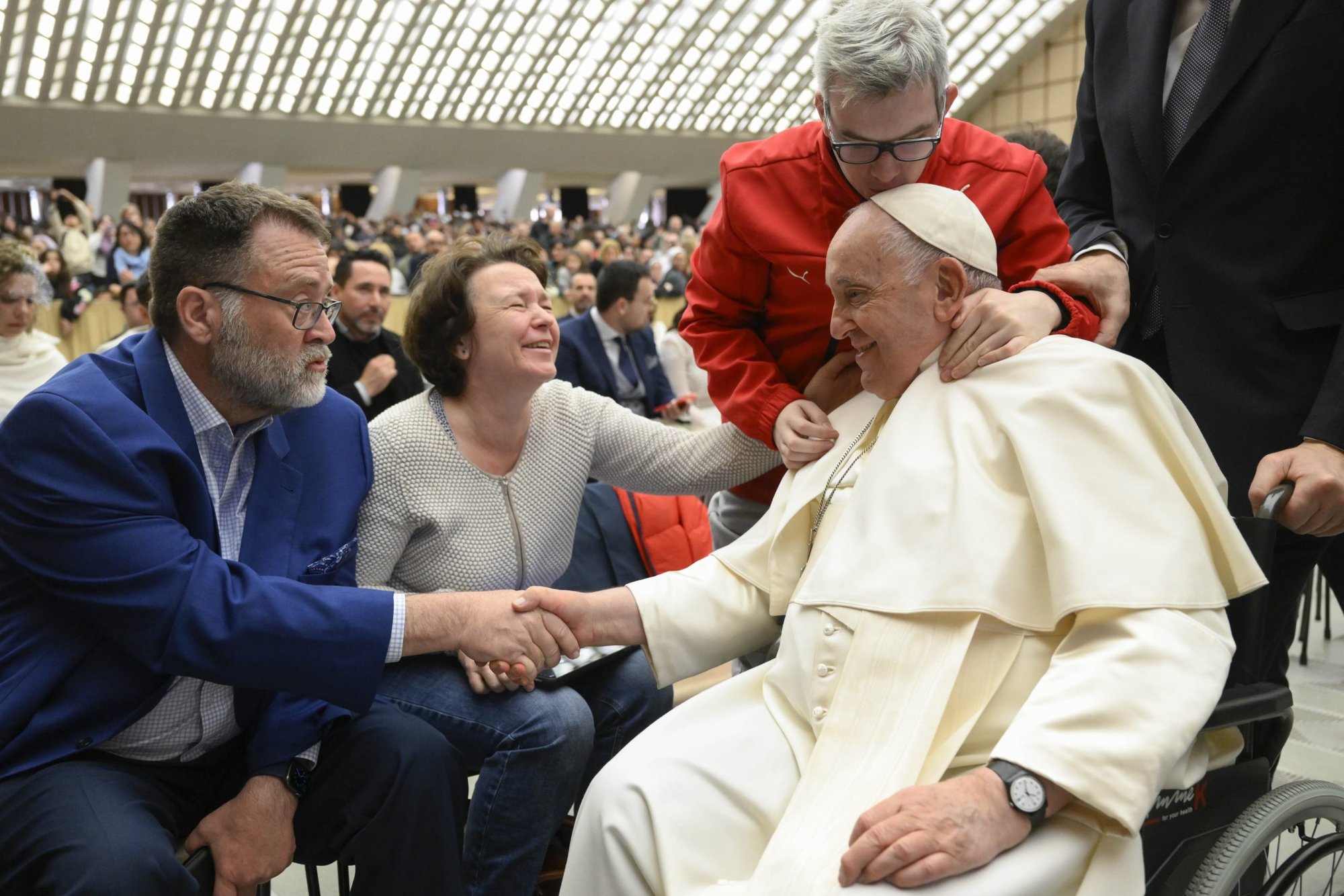 Un joven besa al Papa Francisco en la cabeza al final de la audiencia general semanal del Papa el 8 de febrero de 2023, en la sala de audiencias del Vaticano. (CNS/Vatican Media)