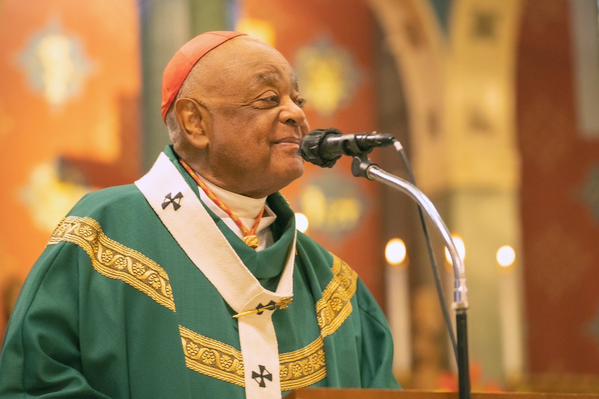 El Cardenal de Washington Wilton D. Gregory habla durante la Misa del Mes de la Historia Afroamericana celebrada en la Iglesia Holy Comforter-San Cipriano en Washington, DC. Durante la Misa, el Cardenal Gregory hizo un llamado a los católicos negros y a todas las personas de color a "mejorar enormemente nuestro mundo con una comprensión de la fuerza del carácter que reside en las almas de nuestra gente." (Foto OSV News/Mihoko Owada, Catholic Standard)