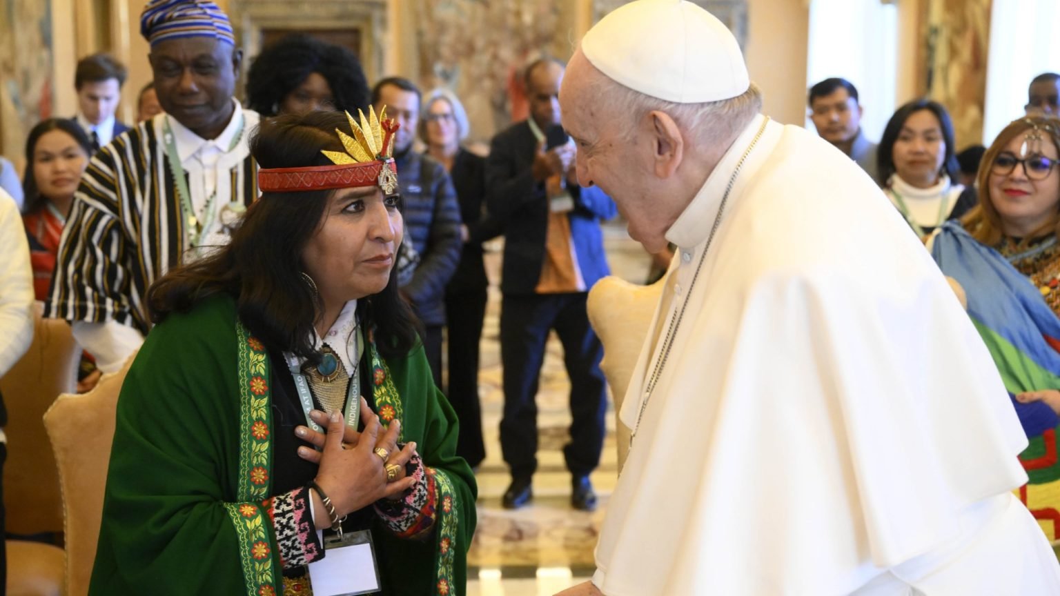 El Papa Francisco habla con un participante del Foro de los Pueblos Indígenas del Fondo Internacional de Desarrollo Agrícola durante una audiencia en el Vaticano el 10 de febrero de 2023. (CNS /Vatican Media)