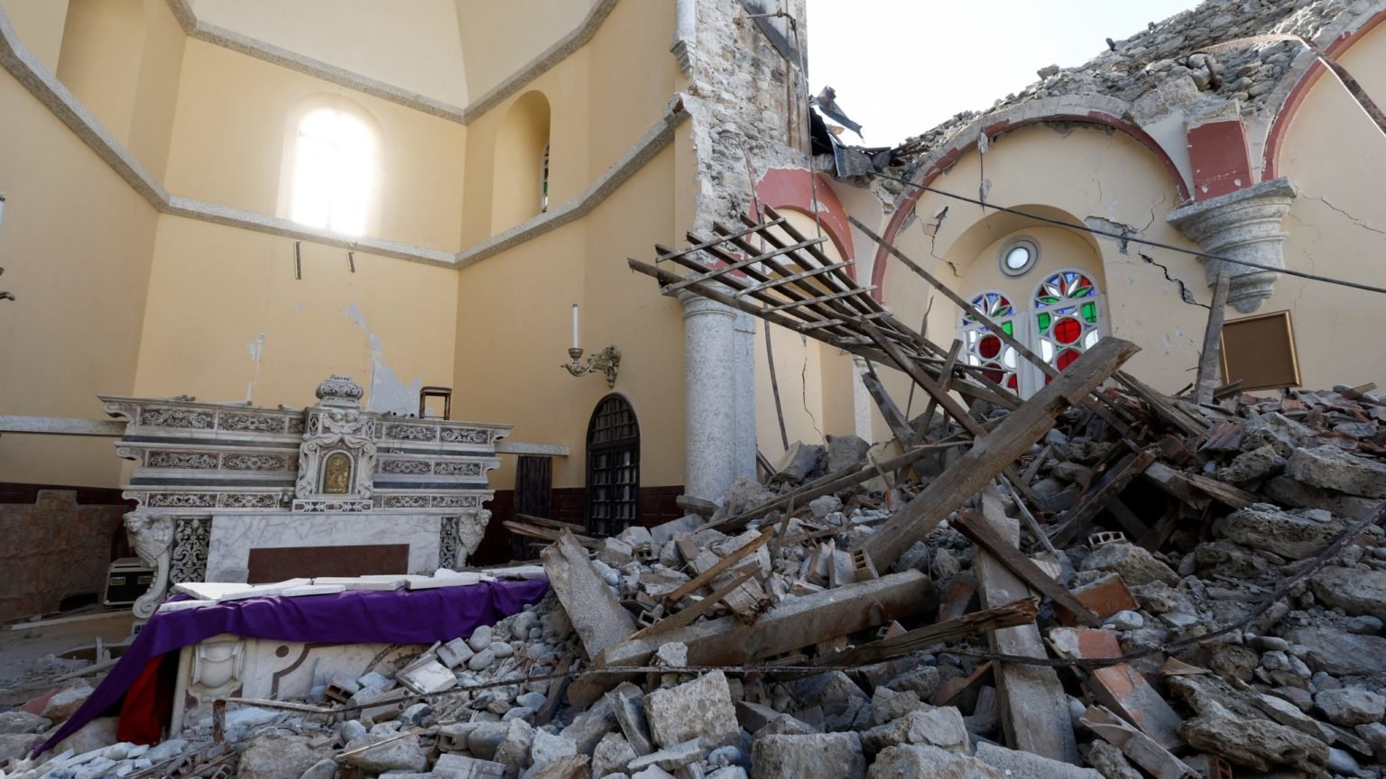 Los escombros rodean el altar de la destruida Catedral de la Anunciación el 11 de febrero de 2023, tras un terremoto mortal en Iskenderun, Turquía. (OSV News /Benoit Tessier, Reuters)