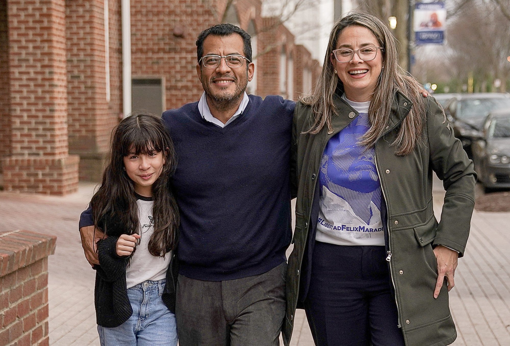 El ex aspirante presidencial nicaragüense Félix Maradiaga, uno de los más de 200 presos políticos liberados de Nicaragua, camina del brazo con su esposa, Berta, y su hija Alejandra fuera de un hotel después de llegar a los Estados Unidos en el Aeropuerto Internacional Dulles en Virginia el 9 de febrero de 2023. El arzobispo de Miami, Thomas G. Wenski, dijo el 11 de febrero que se esperaba que algunos de los nicaragüenses exiliados, entre los que había cuatro o cinco sacerdotes, un par de seminaristas y un diácono, llegaran a la archidiócesis de Miami. (OSV News /Kevin Lamarque, Reuters)