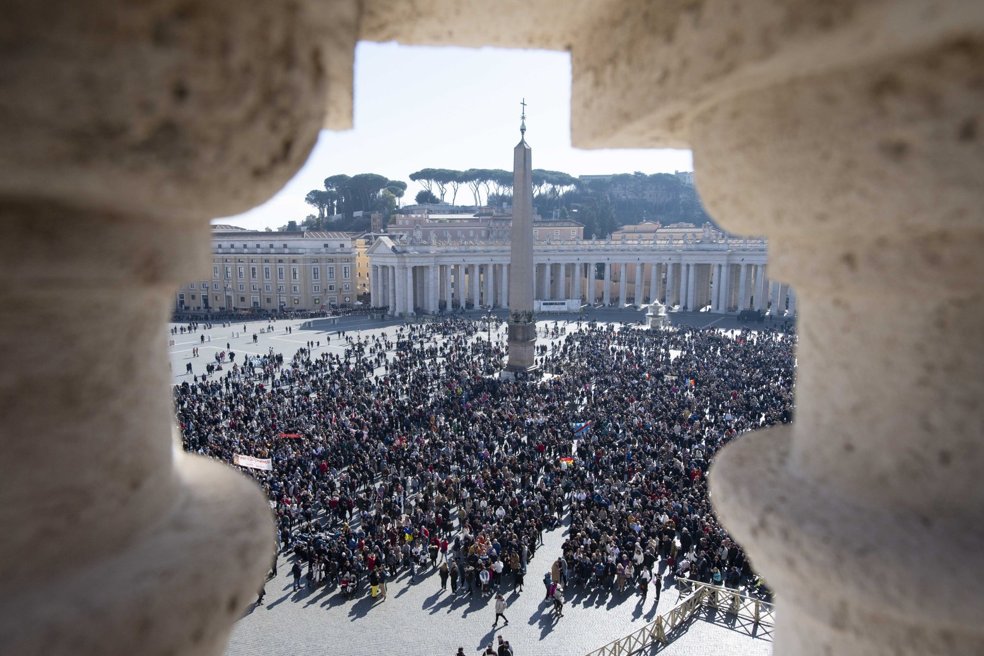 Visitantes se reúnen en la Plaza de San Pedro mientras el Papa Francisco dirige el Ángelus desde la ventana de su estudio en el Vaticano el 12 de febrero de 2023. (CNS /Vatican Media)