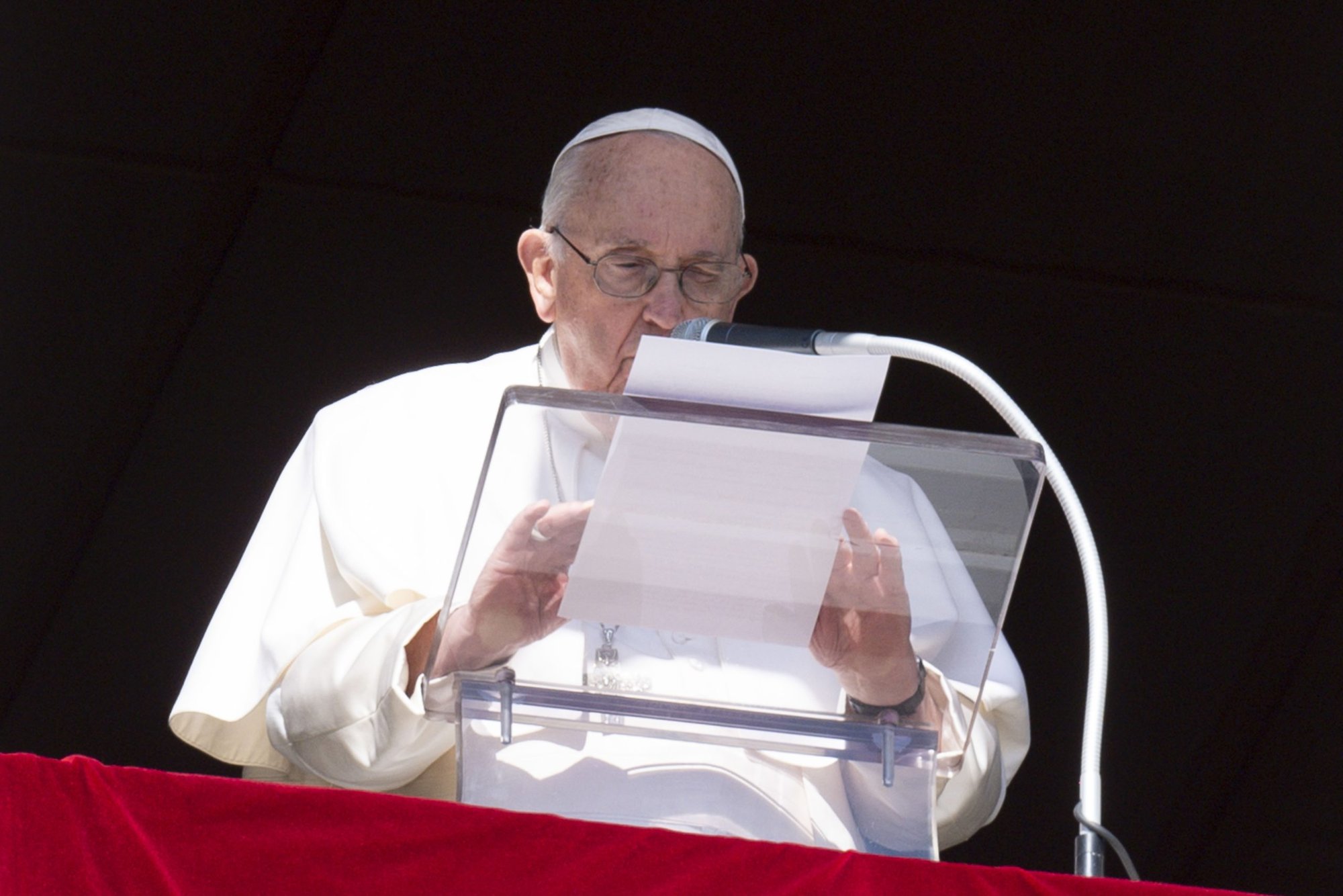 El Papa Francisco dirige el Ángelus desde la ventana de su estudio con vistas a la Plaza de San Pedro en el Vaticano el 12 de febrero de 2023. (CNS /Vatican Media)