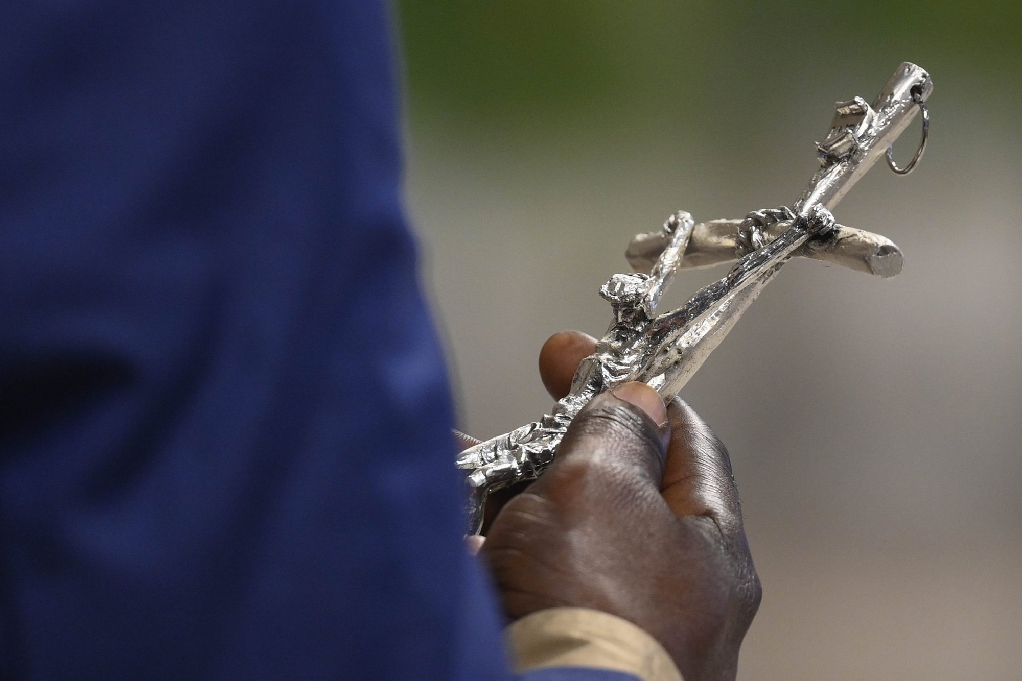 Un hombre sostiene un crucifijo que le regaló el Papa Francisco después de que el Papa lo instalara como catequista el 23 de enero de 2023, durante una misa en la Basílica de San Pedro en el Vaticano. El Dicasterio para los Laicos, la Familia y la Vida patrocina una conferencia destinada a promover la "corresponsabilidad" de laicos y clérigos en la vida de la Iglesia y su misión en el mundo. (CNS /Vatican Media)