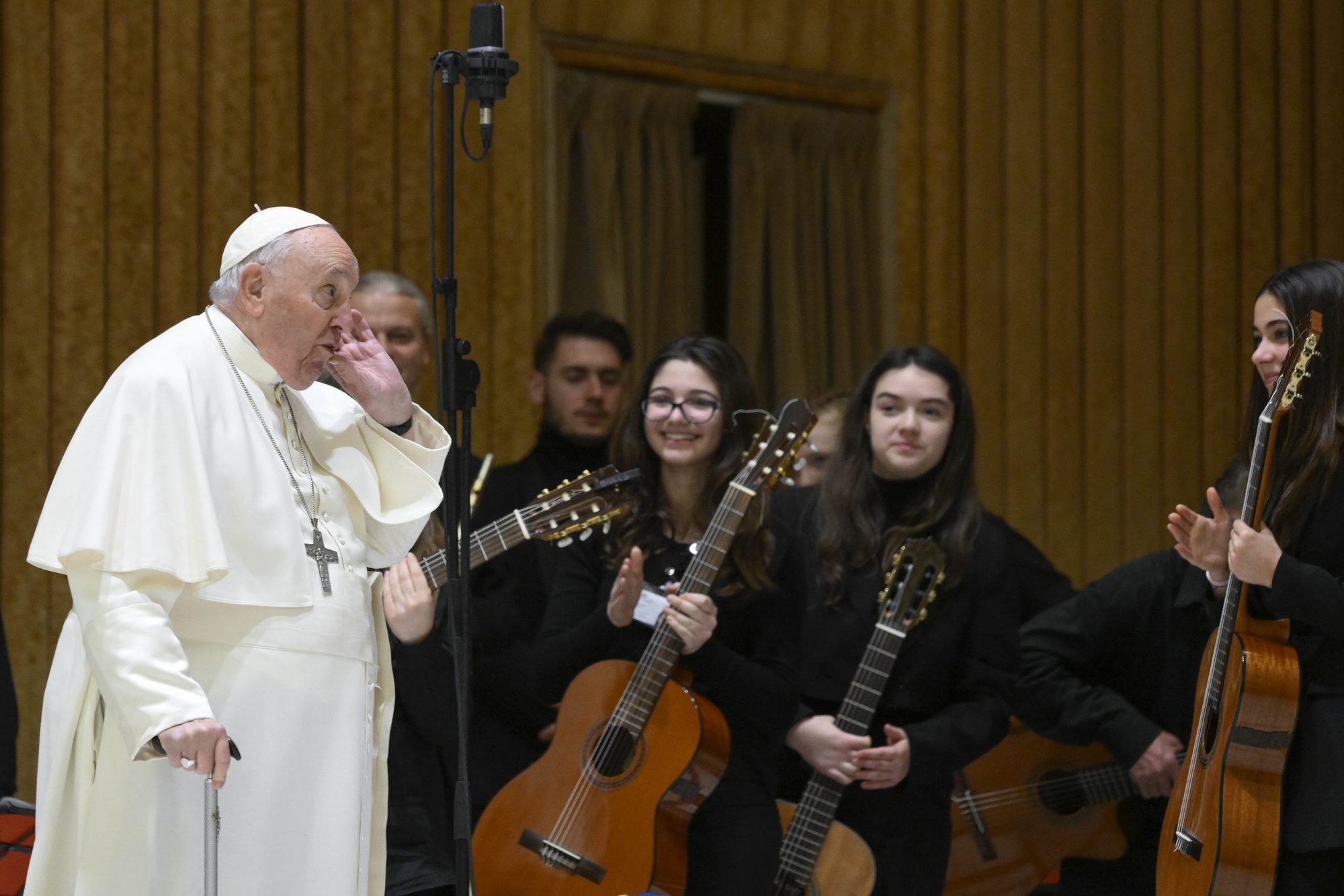El Papa Francisco saluda a los miembros de una orquesta juvenil de Carpi, Italia, antes de su audiencia general semanal en la sala de audiencias del Vaticano el 15 de febrero de 2023. (CNS /Vatican Media)
