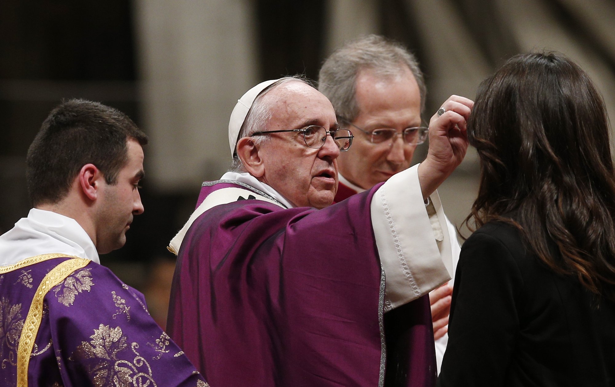 El Papa Francisco da la ceniza a una mujer mientras celebra la Misa del Miércoles de Ceniza en la Basílica de San Pedro en el Vaticano en esta foto de archivo del 10 de febrero de 2016. (CNS /Paul Haring)