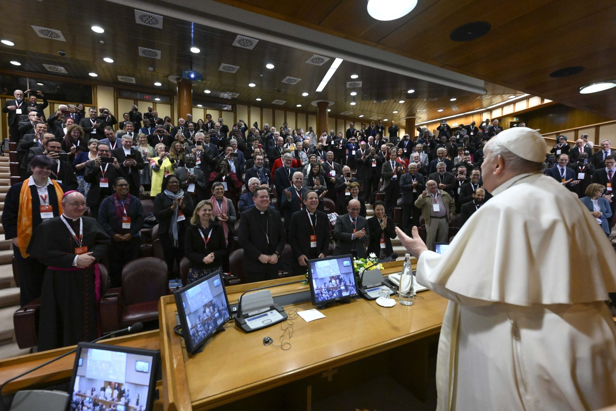 El Papa Francisco saluda a los participantes en la conferencia vaticana "Pastores y fieles laicos llamados a caminar juntos", el 18 de febrero de 2023, en el Aula del Sínodo del Vaticano. La reunión fue patrocinada por el Dicasterio para los Laicos, la Familia y la Vida. (CNS /Vatican Media)