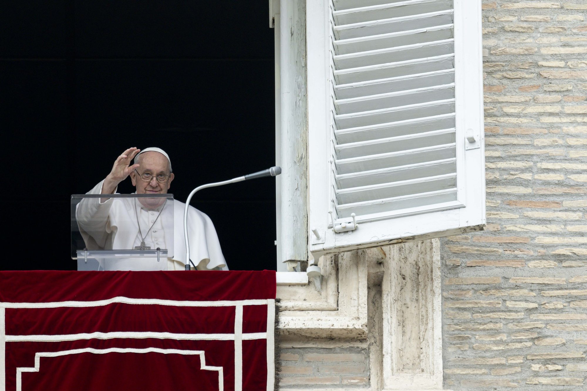El Papa Francisco saluda a los aproximadamente 20.000 visitantes reunidos en la Plaza de San Pedro para el rezo del Ángelus el 19 de febrero de 2023. (CNS/Vatican Media)