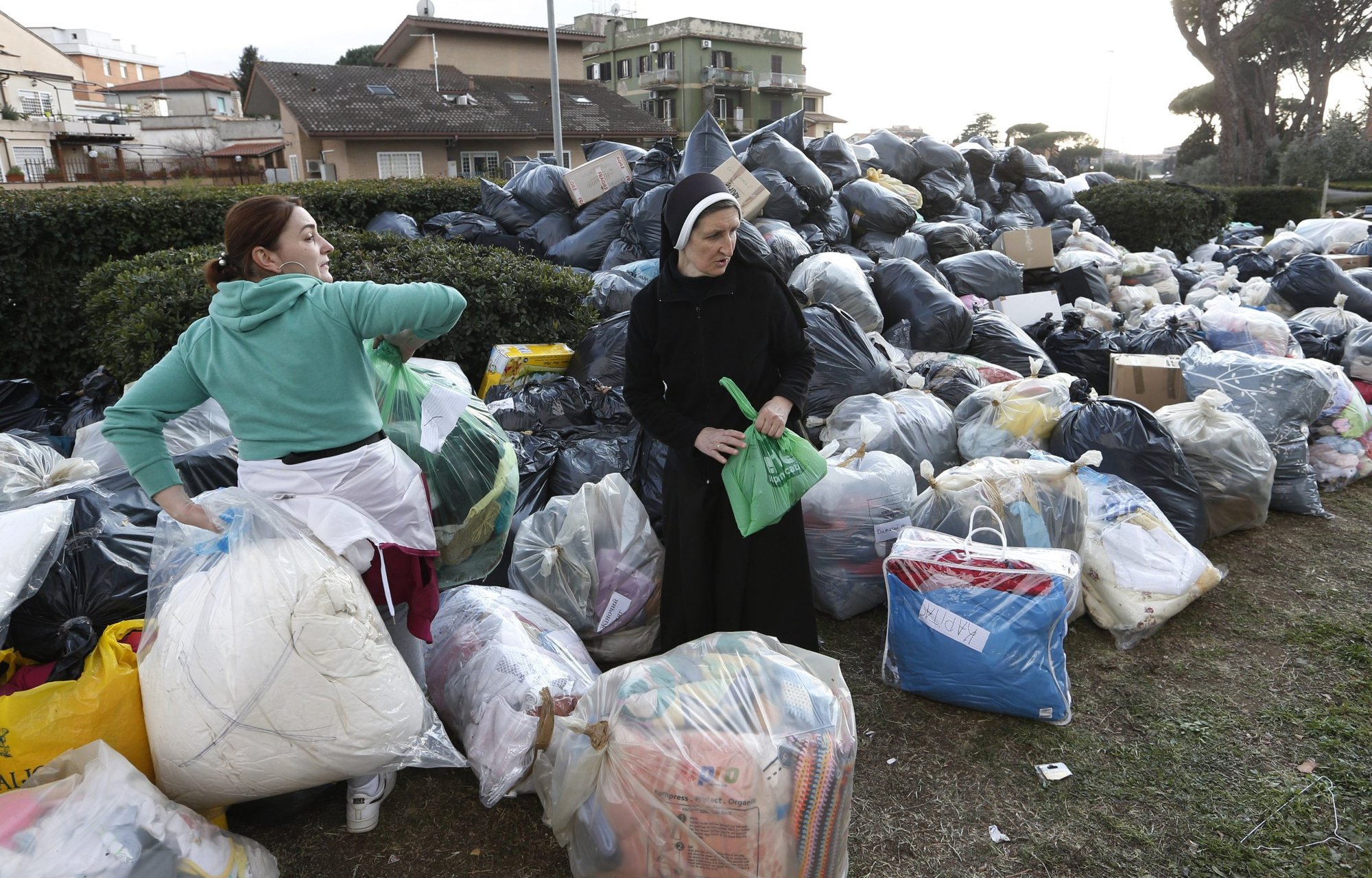 Varias personas preparan bolsas de ropa para enviar a Ucrania en la Basílica de Santa Sofía, la iglesia de los ucranianos en Roma, el 7 de marzo de 2022. (CNS/Paul Haring)